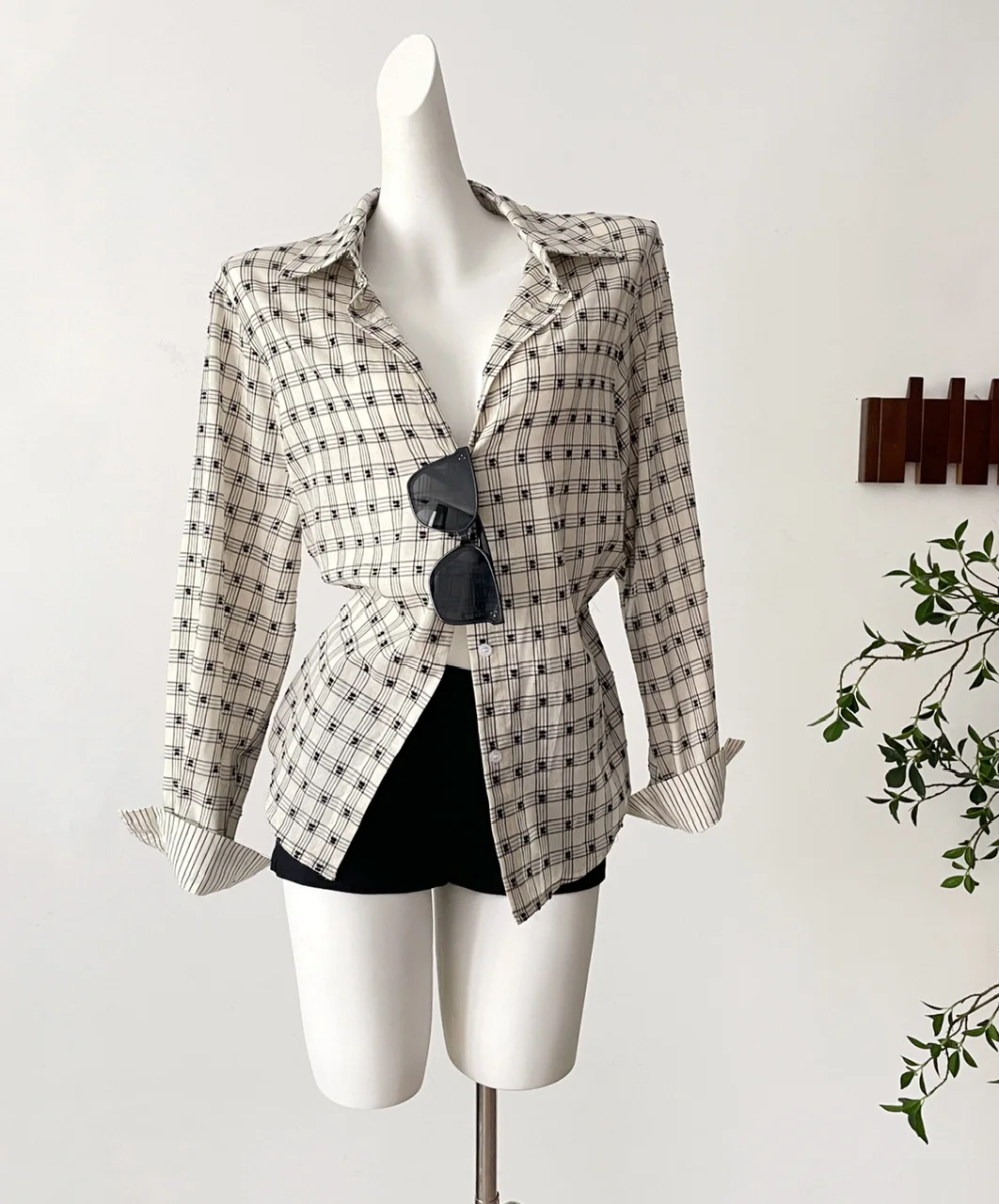Spring Women Old Money Vintage Plaid Shirts Long Sleeve 2000s Aesthetic Design Blouses Tide Design Korean Fashion Office Lady
Spring Women Old Money Vintage Plaid Shirts Long Sleeve 2000s Aesthetic Design Blouses Tide Design Korean Fashion Office Lady