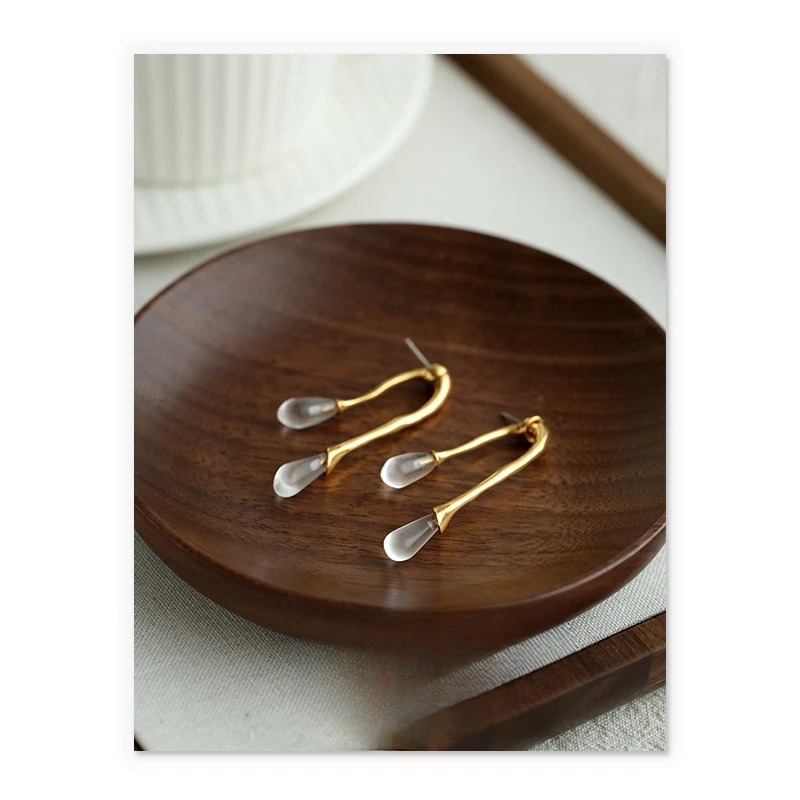 European and American simple fashion asymmetrical earrings glass water drop pendant earrings autumn and winter women
European and American simple fashion asymmetrical earrings glass water drop pendant earrings autumn and winter women