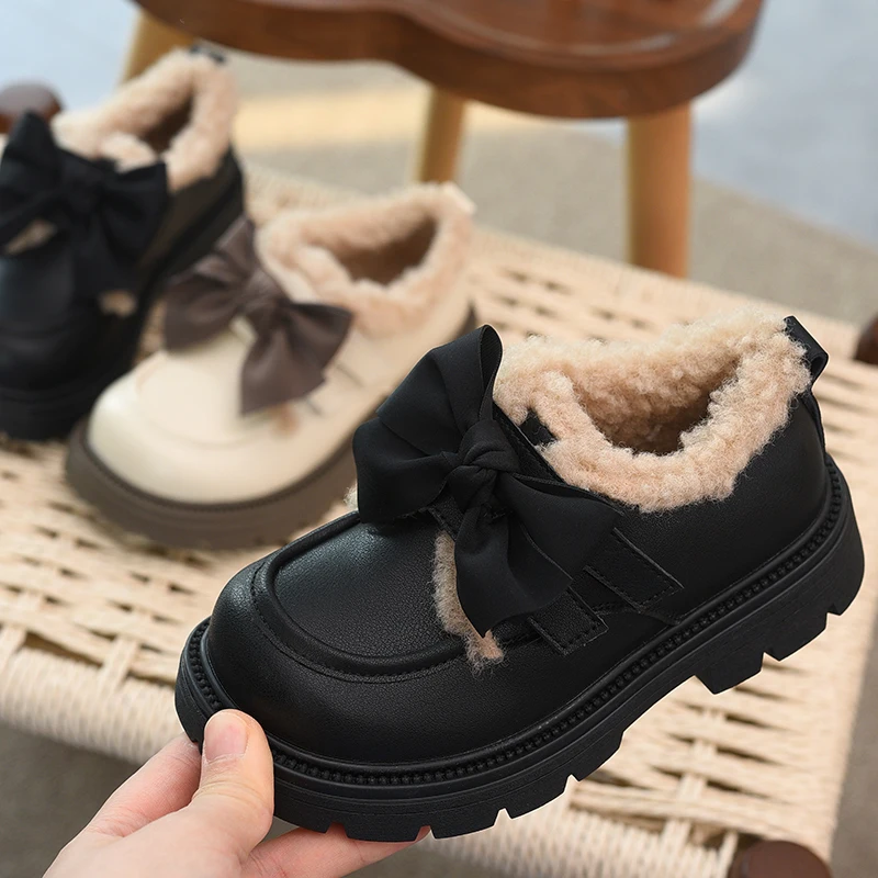 Хлопковая обувь для девочек, детские замшевые туфли, туфли принцессы из натуральной кожи с узлом-бабочкой, новые зимние детские туфли 2025 года.
Хлопковая обувь для девочек, детские замшевые туфли, туфли принцессы из натуральной кожи с узлом-бабочкой, новые зимние детские туфли 2025 года.