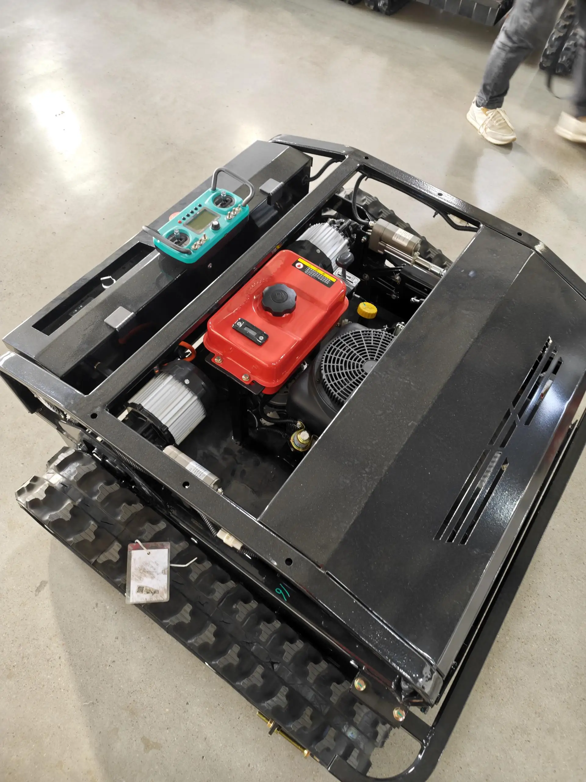 Мощная вездеходная газонокосилка, сельскохозяйственная модернизация, резиновая дорожка, дистанционная газонокосилка HS1000
Мощная вездеходная газонокосилка, сельскохозяйственная модернизация, резиновая дорожка, дистанционная газонокосилка HS1000