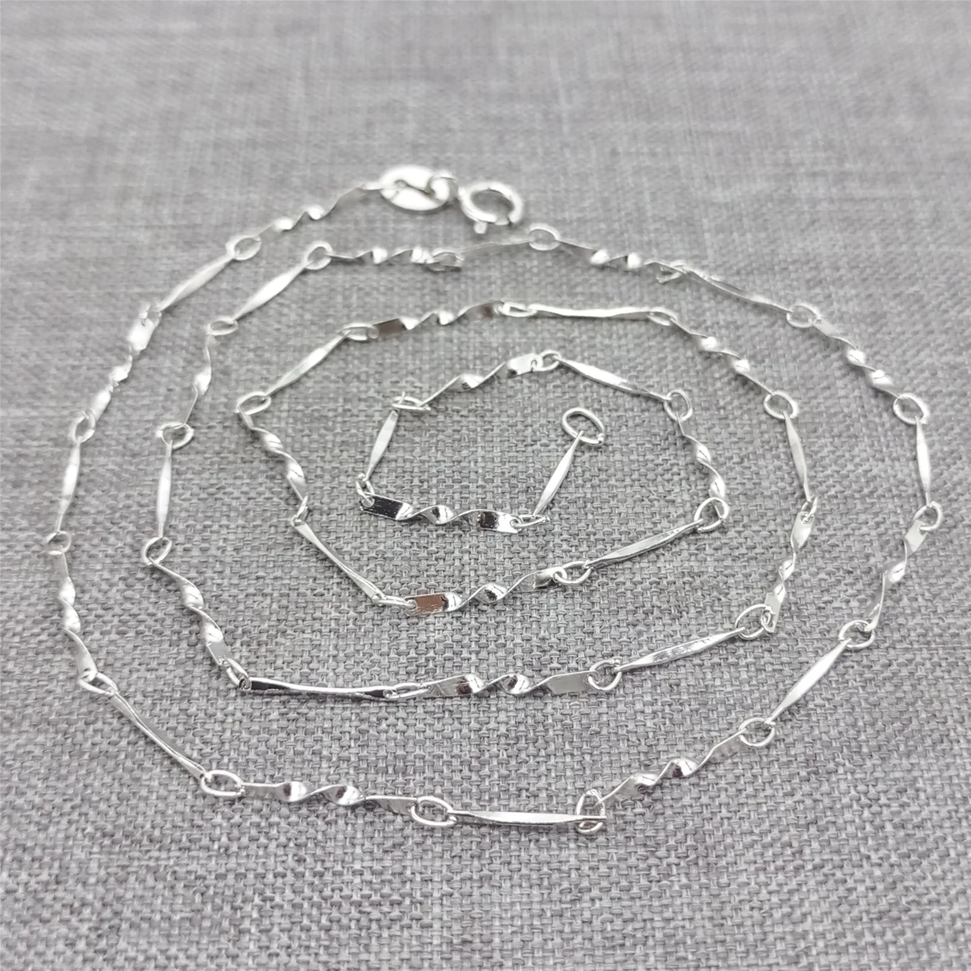 Серебряная цепочка-ожерелье с витым элементом и родиевым покрытием
Серебряная цепочка-ожерелье с витым элементом и родиевым покрытием