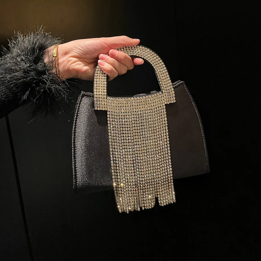 Tassel Crystal Small Square Box Bag Shiny Evening Bag Wedding Party Clutch Purse Women Top Handle Bags Black Silk Hand Bags Sac
Tassel Crystal Small Square Box Bag Shiny Evening Bag Wedding Party Clutch Purse Women Top Handle Bags Black Silk Hand Bags Sac