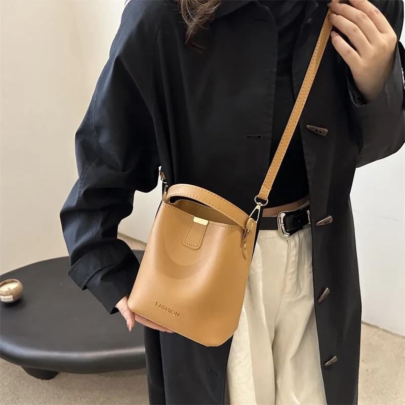 Korean version of the fashion handheld small bag female 2025 new simple bucket bag leisure simple shoulder crossbody bags 
Korean version of the fashion handheld small bag female 2025 new simple bucket bag leisure simple shoulder crossbody bags