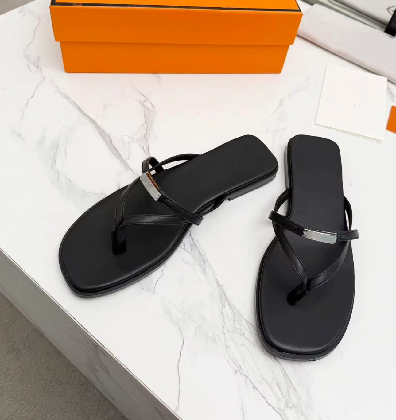 Luxury Designer's 2026 Summer High-quality double-buckle flip-flops with boxes
Luxury Designer's 2026 Summer High-quality double-buckle flip-flops with boxes