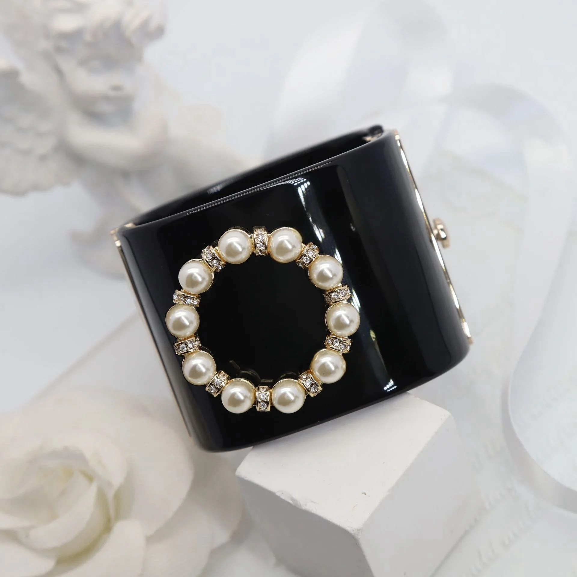 French romantic high quality design sense black acrylic pearl rhinestone bracelet
French romantic high quality design sense black acrylic pearl rhinestone bracelet
