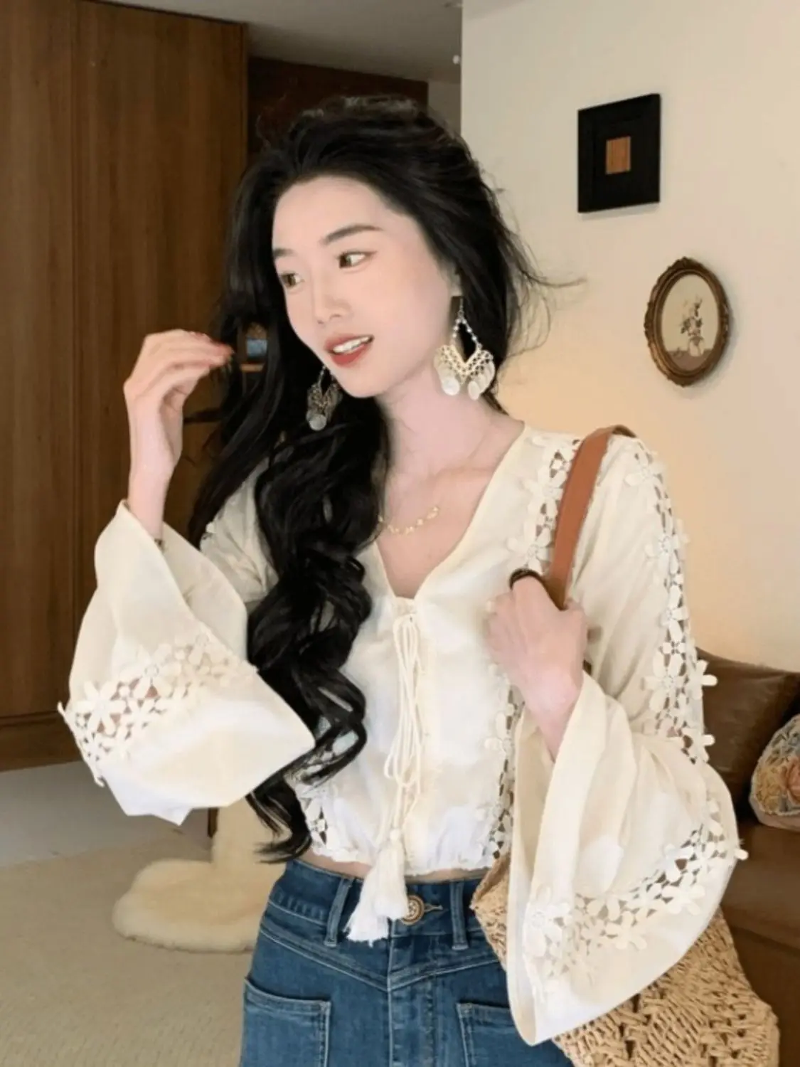 Женская рубашка в корейском стиле, весна 2024, новые повседневные короткие рубашки с v-образным вырезом, элегантный простой однотонный топ с длинными рукавами
Женская рубашка в корейском стиле, весна 2024, новые повседневные короткие рубашки с v-образным вырезом, элегантный простой однотонный топ с длинными рукавами