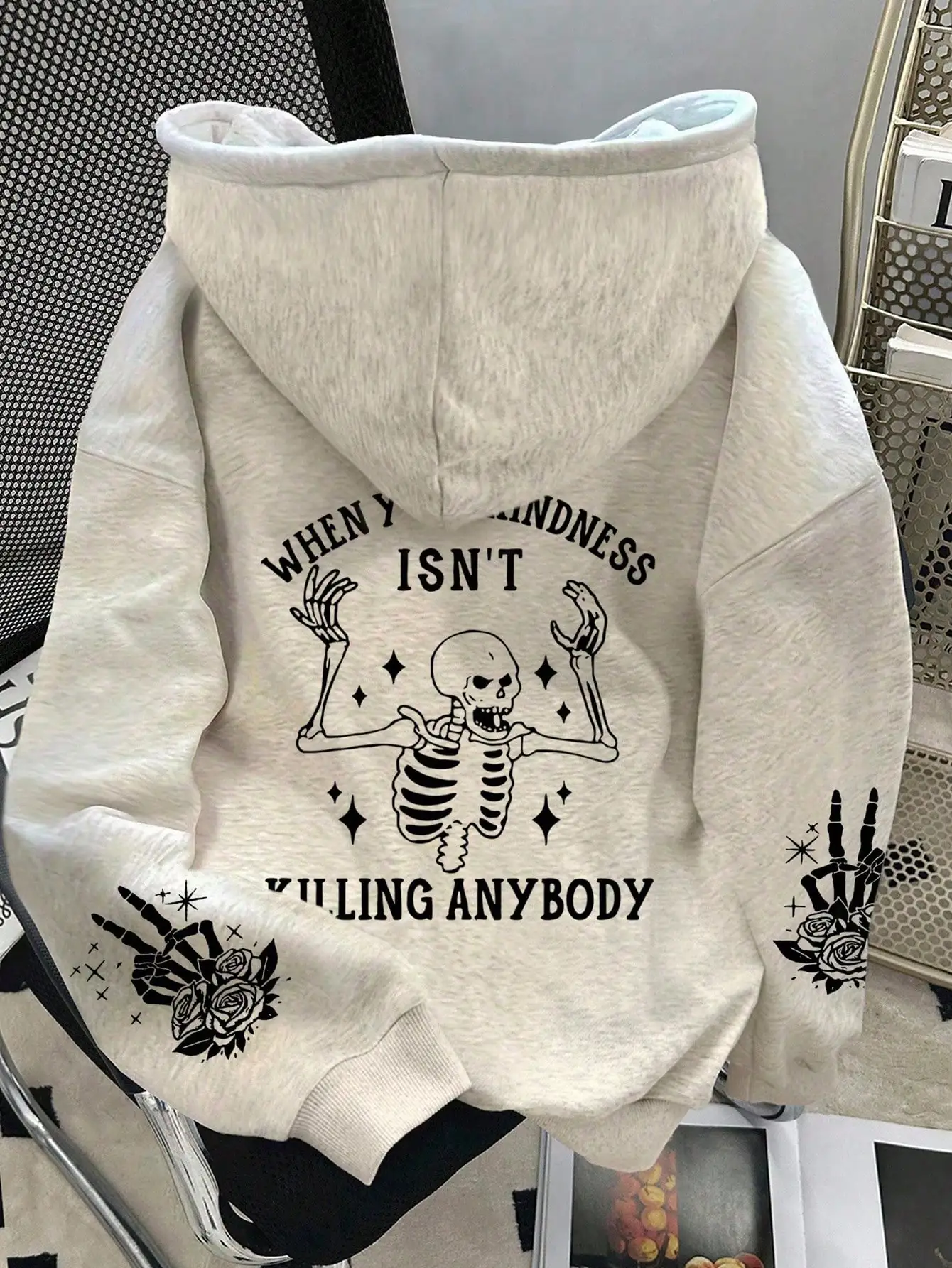 Женская толстовка оверсайз с принтом скелета и спущенным плечом для повседневной носки
Женская толстовка оверсайз с принтом скелета и спущенным плечом для повседневной носки