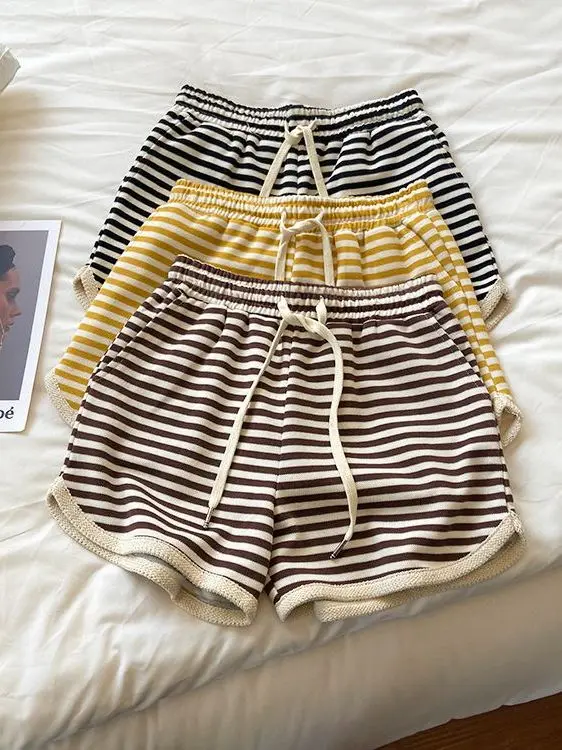 Модные полосатые шорты с высокой талией и широкими штанинами А-силуэта для женщин: летние повседневные спортивные шорты, удобная верхняя одежда, стройнящие.
Модные полосатые шорты с высокой талией и широкими штанинами А-силуэта для женщин: летние повседневные спортивные шорты, удобная верхняя одежда, стройнящие.