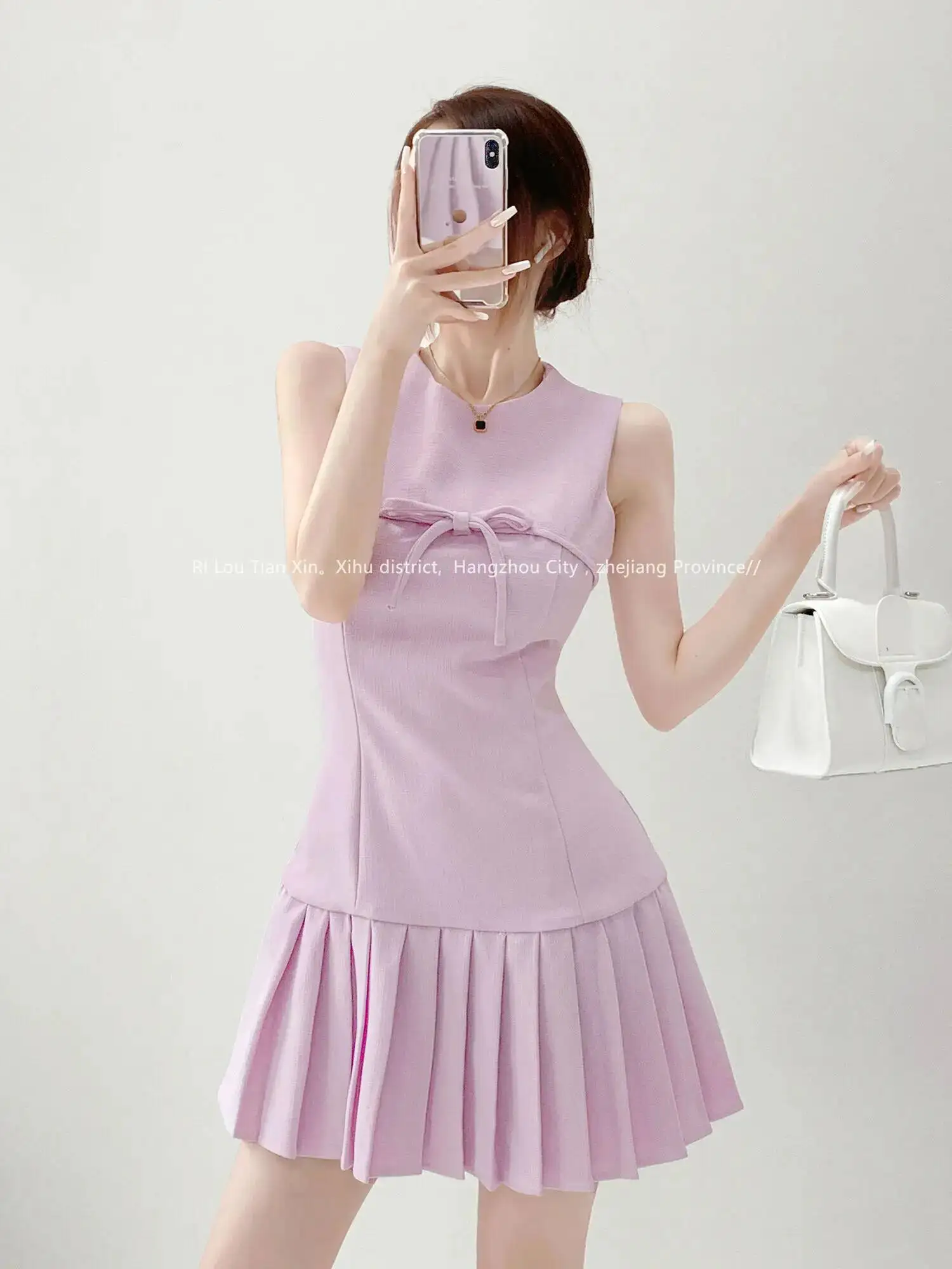 Новое летнее женское платье с круглым вырезом и бантом-бабочкой, без рукавов, с завышенной талией, облегающее, однотонное, А-силуэт, короткое, N9YO
Новое летнее женское платье с круглым вырезом и бантом-бабочкой, без рукавов, с завышенной талией, облегающее, однотонное, А-силуэт, короткое, N9YO