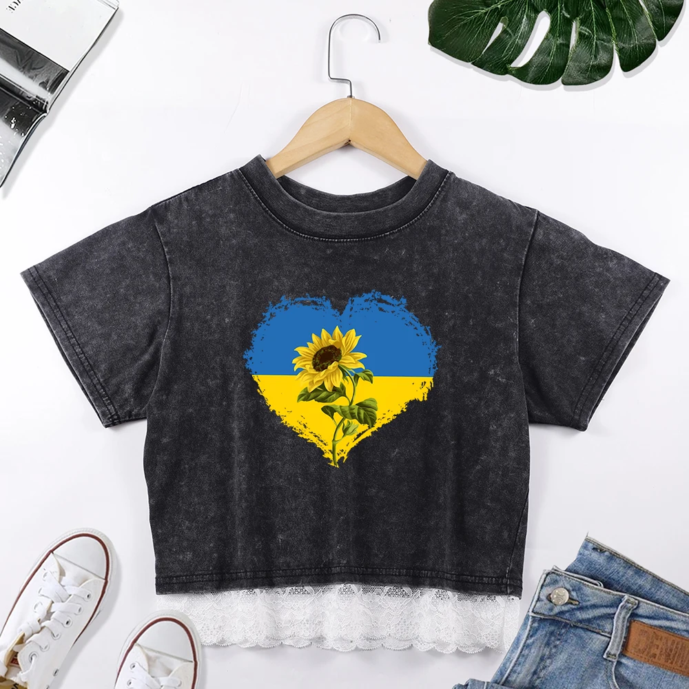 Женская кружевная укороченная футболка с украинским флагом и принтом подсолнечника, тонкая футболка с круглым вырезом, летняя хлопковая женская уличная одежда
Женская кружевная укороченная футболка с украинским флагом и принтом подсолнечника, тонкая футболка с круглым вырезом, летняя хлопковая женская уличная одежда