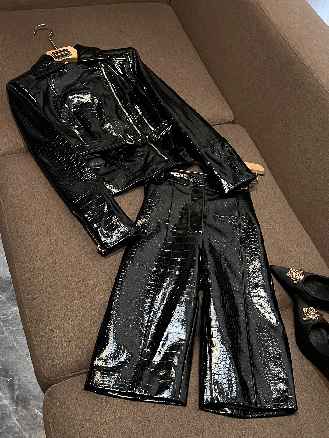 Fashionable Motorcycle Style Neutral Wind Set PU Leather Jacket Slim Fit Zipper Design Coat Five Pants Elegance BZ543
Fashionable Motorcycle Style Neutral Wind Set PU Leather Jacket Slim Fit Zipper Design Coat Five Pants Elegance BZ543
