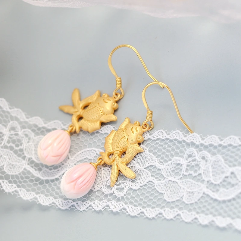 Inlaid Natural Pink Shellfish 925 Sterling Silver Earring Creative 18K Gold Plated Little Goldfish Earring Female Jewelry Gift
Inlaid Natural Pink Shellfish 925 Sterling Silver Earring Creative 18K Gold Plated Little Goldfish Earring Female Jewelry Gift