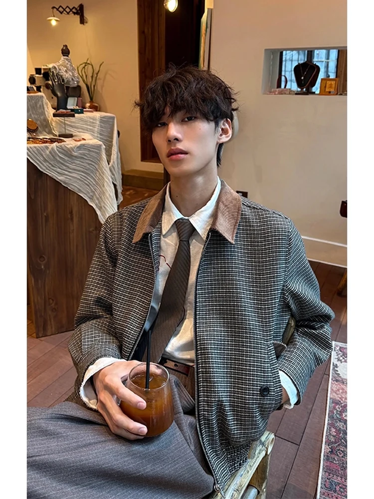 Мужская осенняя куртка в стиле ретро с клетчатым воротником и вставками, из вельвета, в стиле колор-блок, рабочая одежда, повседневная молодежная модель приталенного кроя.
Мужская осенняя куртка в стиле ретро с клетчатым воротником и вставками, из вельвета, в стиле колор-блок, рабочая одежда, повседневная молодежная модель приталенного кроя.