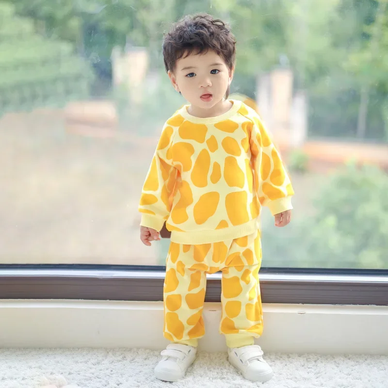 Lovely Giraffe New Baby Clothes Autumn Children's Set Sports Style Tops+Pants Two piece set Child Cotton Long Sleeves Baby Suit
Lovely Giraffe New Baby Clothes Autumn Children's Set Sports Style Tops+Pants Two piece set Child Cotton Long Sleeves Baby Suit