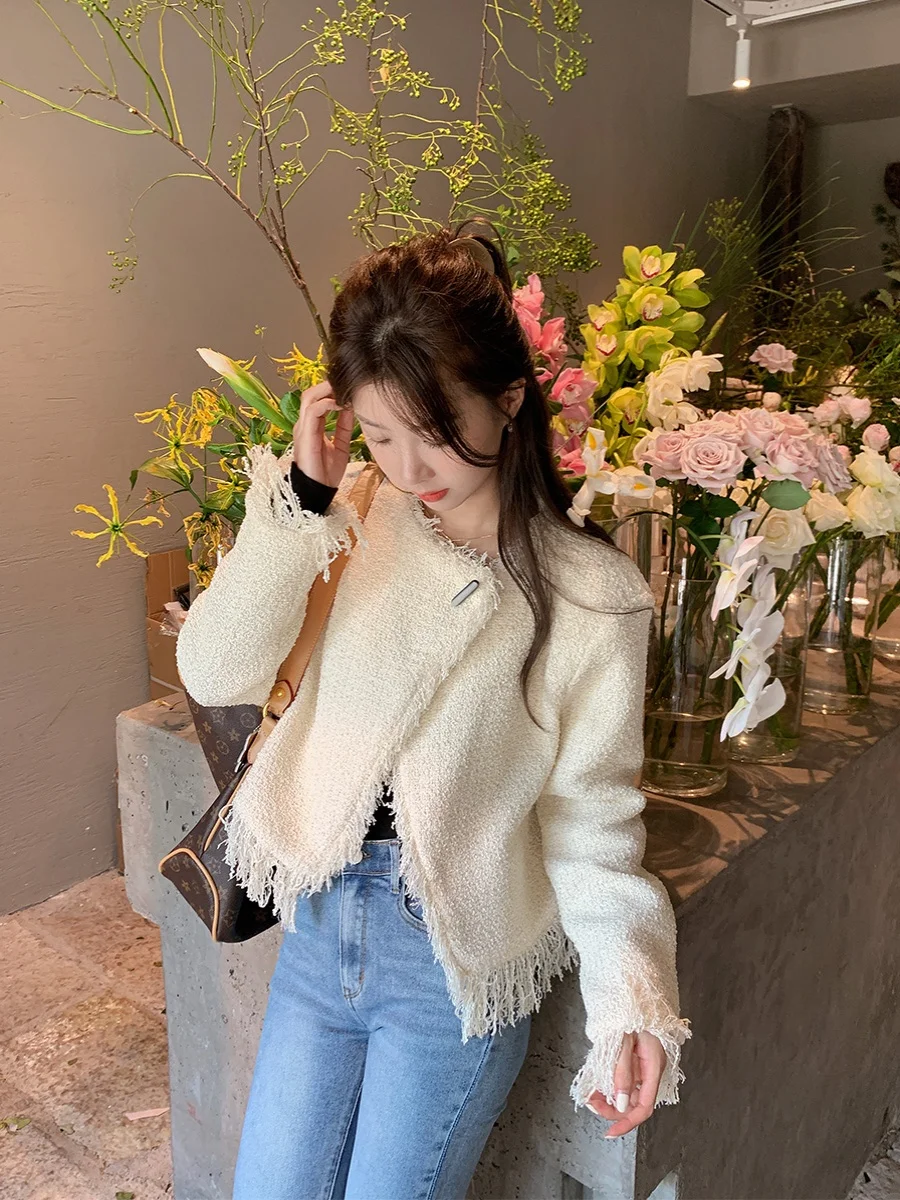 Ele Casual Sle Women's Jaet 2023 Autumn New Faion Button Closure Fringed round Ne ort Outerwear
Ele Casual Sle Women's Jaet 2023 Autumn New Faion Button Closure Fringed round Ne ort Outerwear