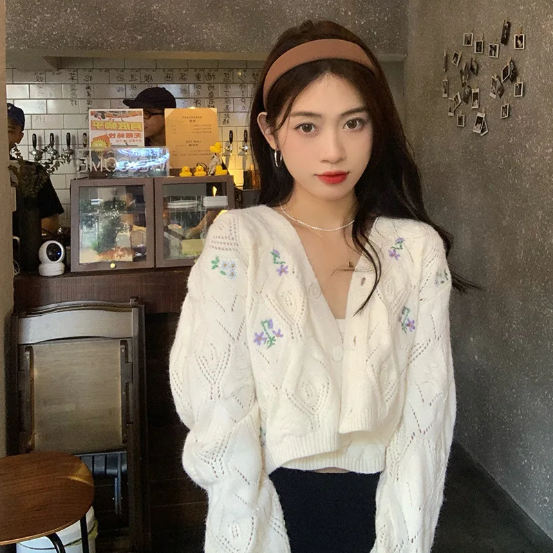 2024 Spring and Autumn Embroidered Hollow Knitted Sweater Strap Cardigan Two Piece Set White Cardigan Women Sweaters
2024 Spring and Autumn Embroidered Hollow Knitted Sweater Strap Cardigan Two Piece Set White Cardigan Women Sweaters