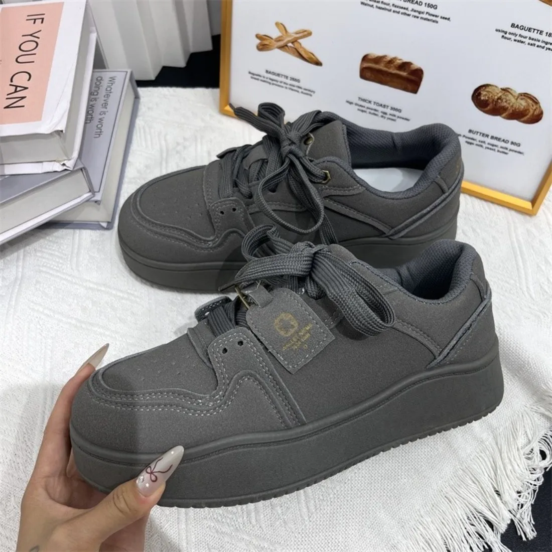 Новые бордовые повседневные кеды на платформе со шнуровкой, женские, в студенческом стиле, с круглым носком, мужские универсальные, увеличивающие рост, парные кеды
Новые бордовые повседневные кеды на платформе со шнуровкой, женские, в студенческом стиле, с круглым носком, мужские универсальные, увеличивающие рост, парные кеды