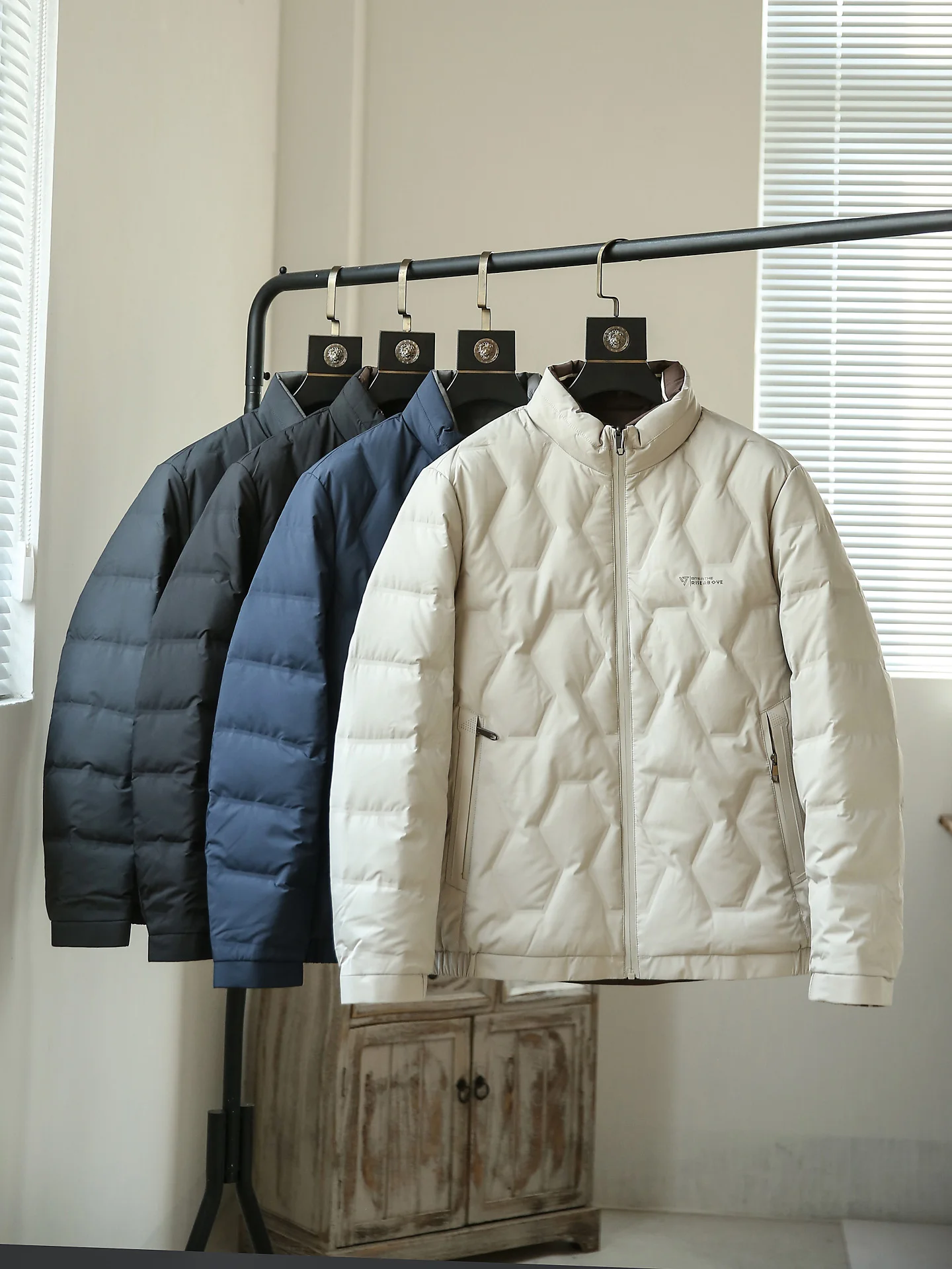 Двусторонняя мужская пуховая куртка с 90% пуха, утепленная, с воротником-стойкой, повседневная, модная, осенне-зимняя, новинка
Двусторонняя мужская пуховая куртка с 90% пуха, утепленная, с воротником-стойкой, повседневная, модная, осенне-зимняя, новинка