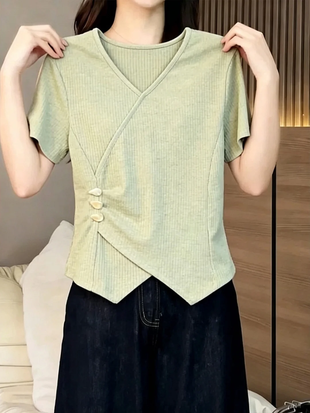 Chic V-Neck Commuter Style T-Shirt Women's Slimming Short Sleeve Waist-Cinching Summer Fashion Casual Versatile Top
Chic V-Neck Commuter Style T-Shirt Women's Slimming Short Sleeve Waist-Cinching Summer Fashion Casual Versatile Top