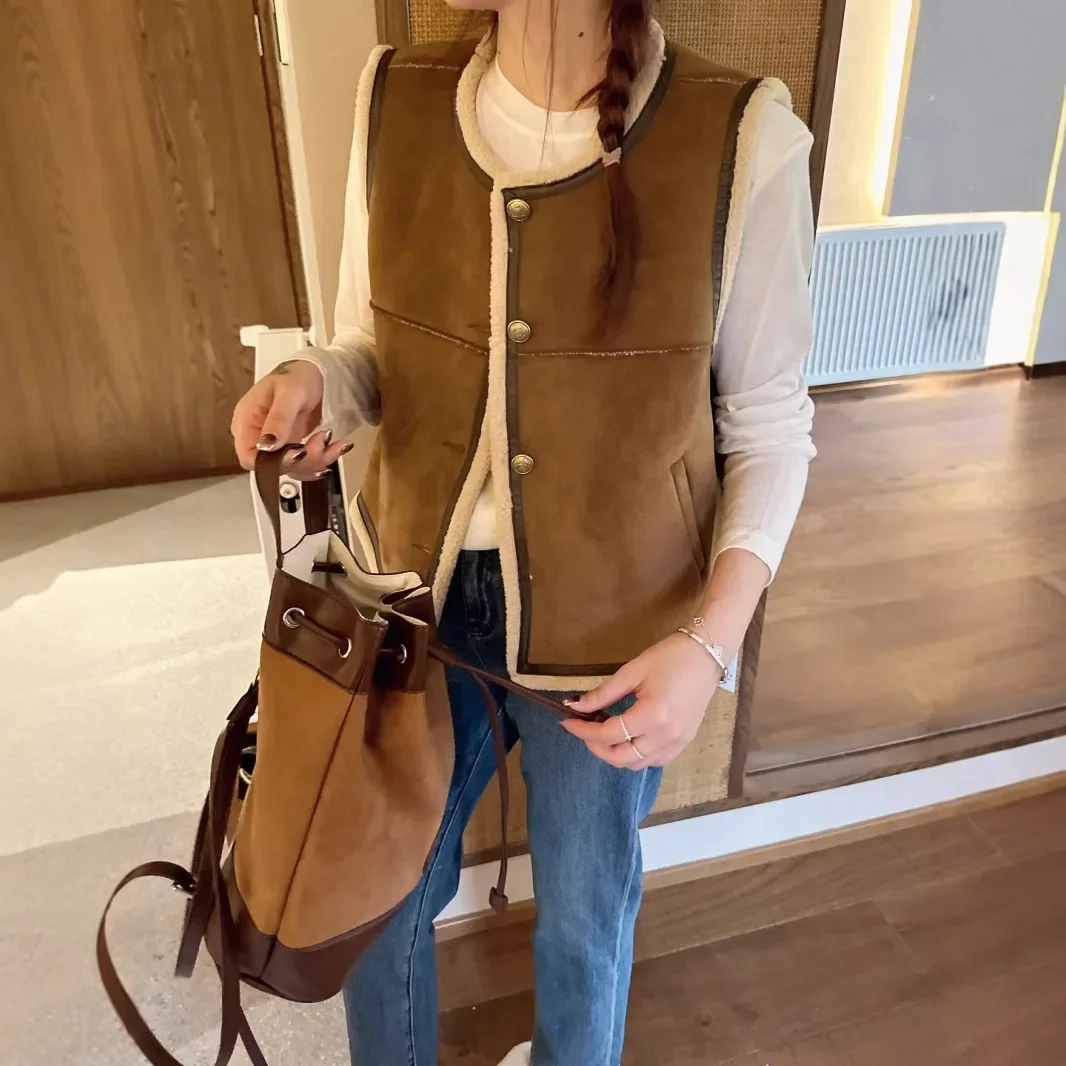 Casual Simple Vintage Round Neck Single Breasted Short Waistcoat Women 2024 Autumn Winter New Suede Fur Integrated Vest Coat
Casual Simple Vintage Round Neck Single Breasted Short Waistcoat Women 2024 Autumn Winter New Suede Fur Integrated Vest Coat