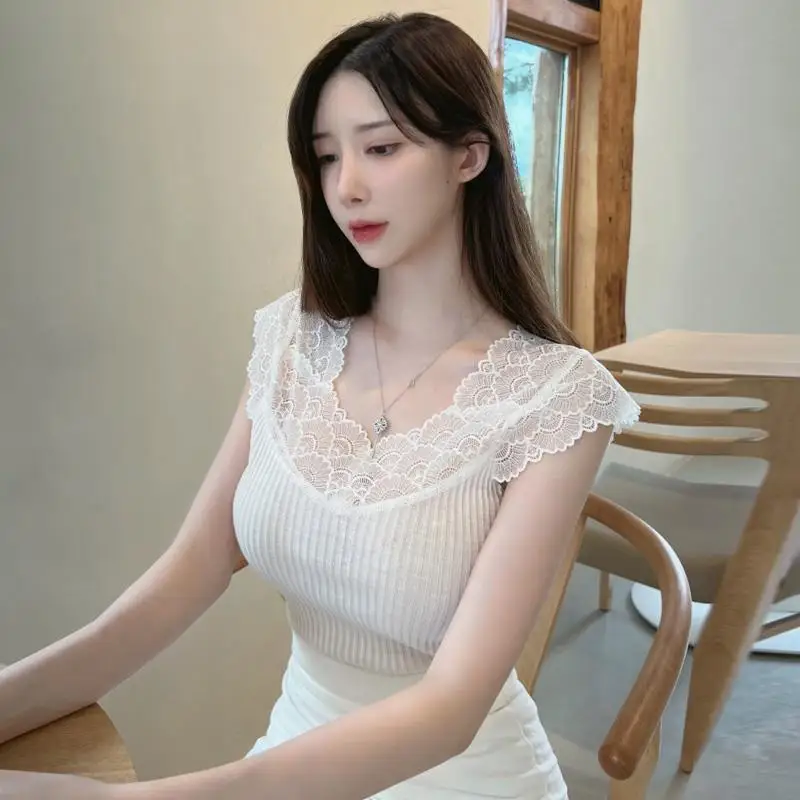 Ele Women's Lace Splice Slim Fit ort Sve T-irt Sexy Clavicle Exposure V-ne Commute Sle Classic Pattern Summer
Ele Women's Lace Splice Slim Fit ort Sve T-irt Sexy Clavicle Exposure V-ne Commute Sle Classic Pattern Summer