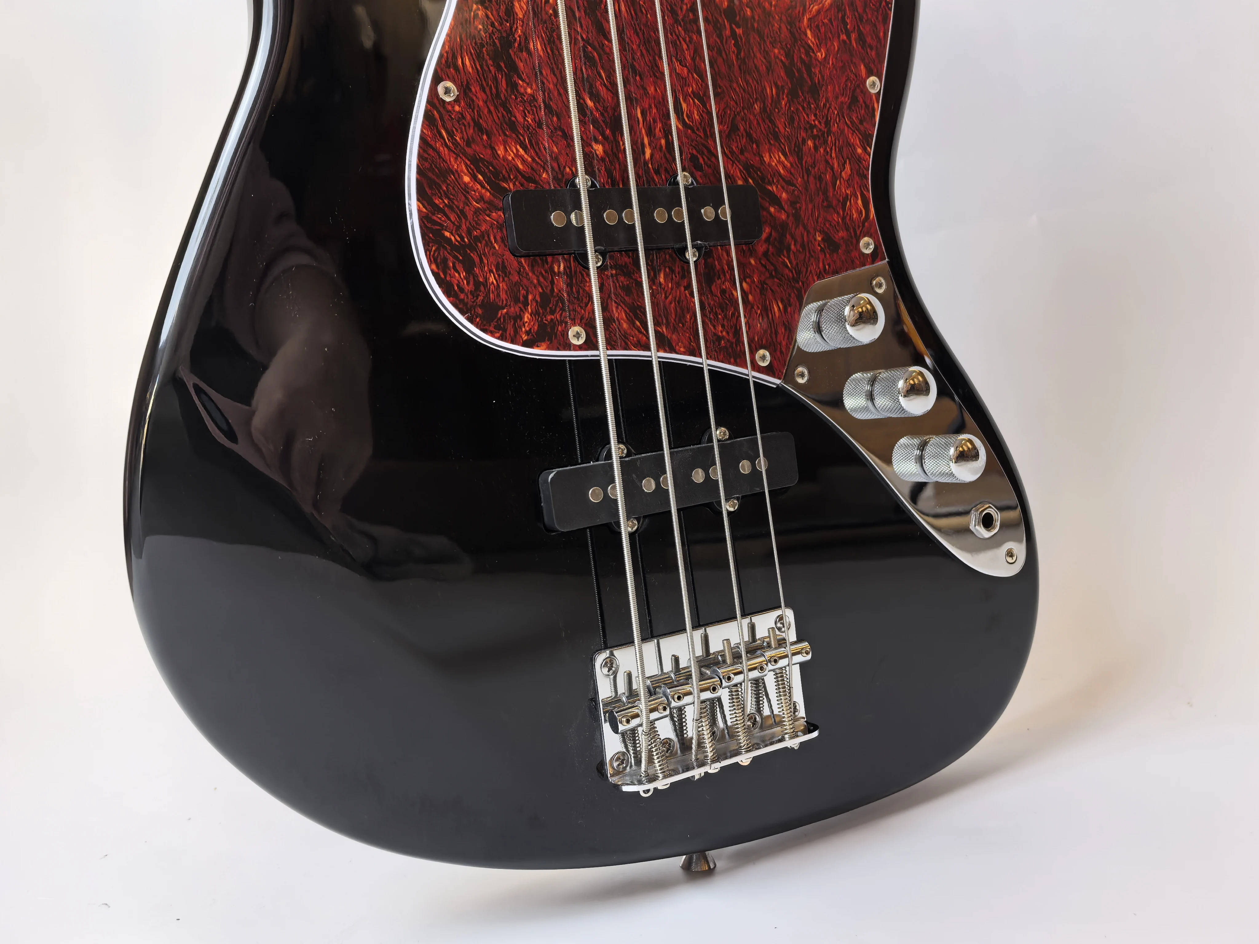Factory direct sales, black bass with red panel JB bass, spot, customizable.Sycamore wood body, maple wood head。
Factory direct sales, black bass with red panel JB bass, spot, customizable.Sycamore wood body, maple wood head。