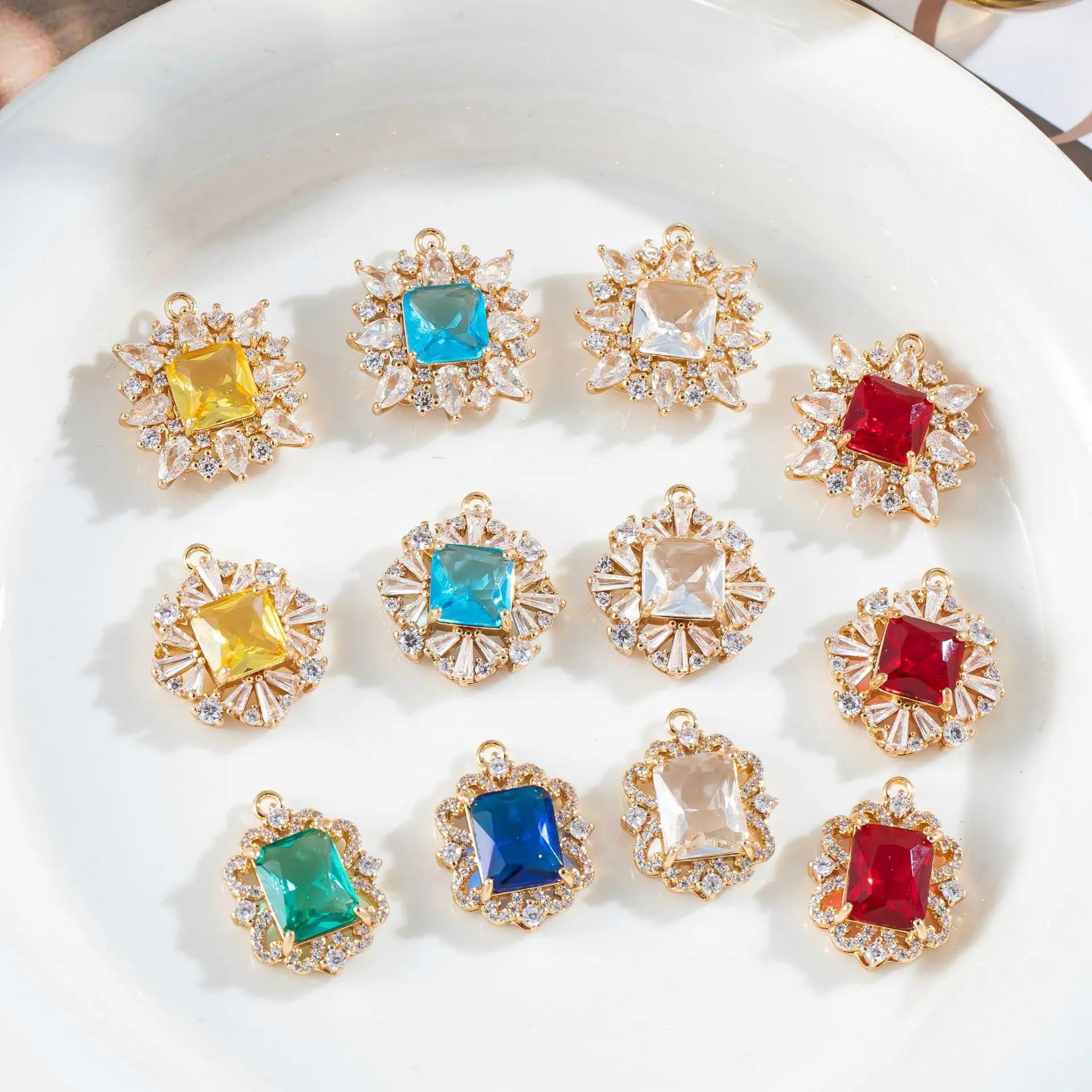 10pcs/ Bag Fashionable Super Flash Micro Inlaid Diamond Snow Pendant DIY Flower Crystal Earrings Necklace Accessories
10pcs/ Bag Fashionable Super Flash Micro Inlaid Diamond Snow Pendant DIY Flower Crystal Earrings Necklace Accessories