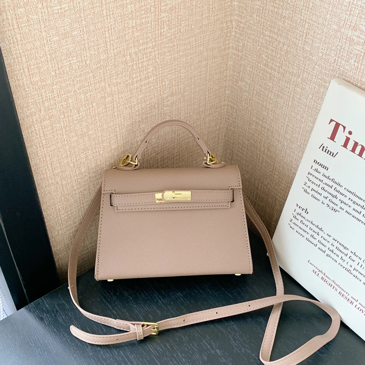 Stylish Retro Purse 2025 - Vintage-Inspired Top-Handle Bag for Women, Versatile Crossbody & Shoulder Bag for Daily Use
Stylish Retro Purse 2025 - Vintage-Inspired Top-Handle Bag for Women, Versatile Crossbody & Shoulder Bag for Daily Use