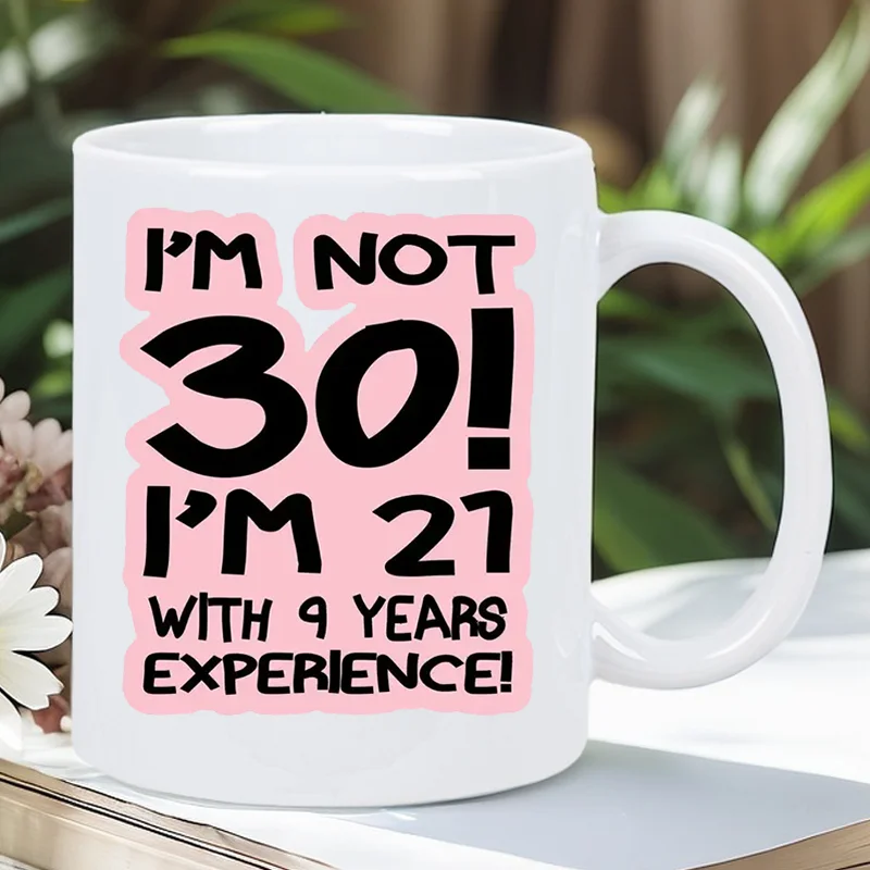 Забавная подарочная кружка на 30-летие — «Я не 30!» Женская керамическая кофейная чашка I'm 21 с 9-летним опытом, белая новинка
Забавная подарочная кружка на 30-летие — «Я не 30!» Женская керамическая кофейная чашка I'm 21 с 9-летним опытом, белая новинка