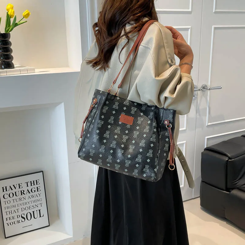 2026 AW женская роскошная сумка подмышки, белая стеганая сумка Cloud Dancer из мягкой кожи, многосторонняя сумка на плечо для работы и поездок на работу
2026 AW женская роскошная сумка подмышки, белая стеганая сумка Cloud Dancer из мягкой кожи, многосторонняя сумка на плечо для работы и поездок на работу