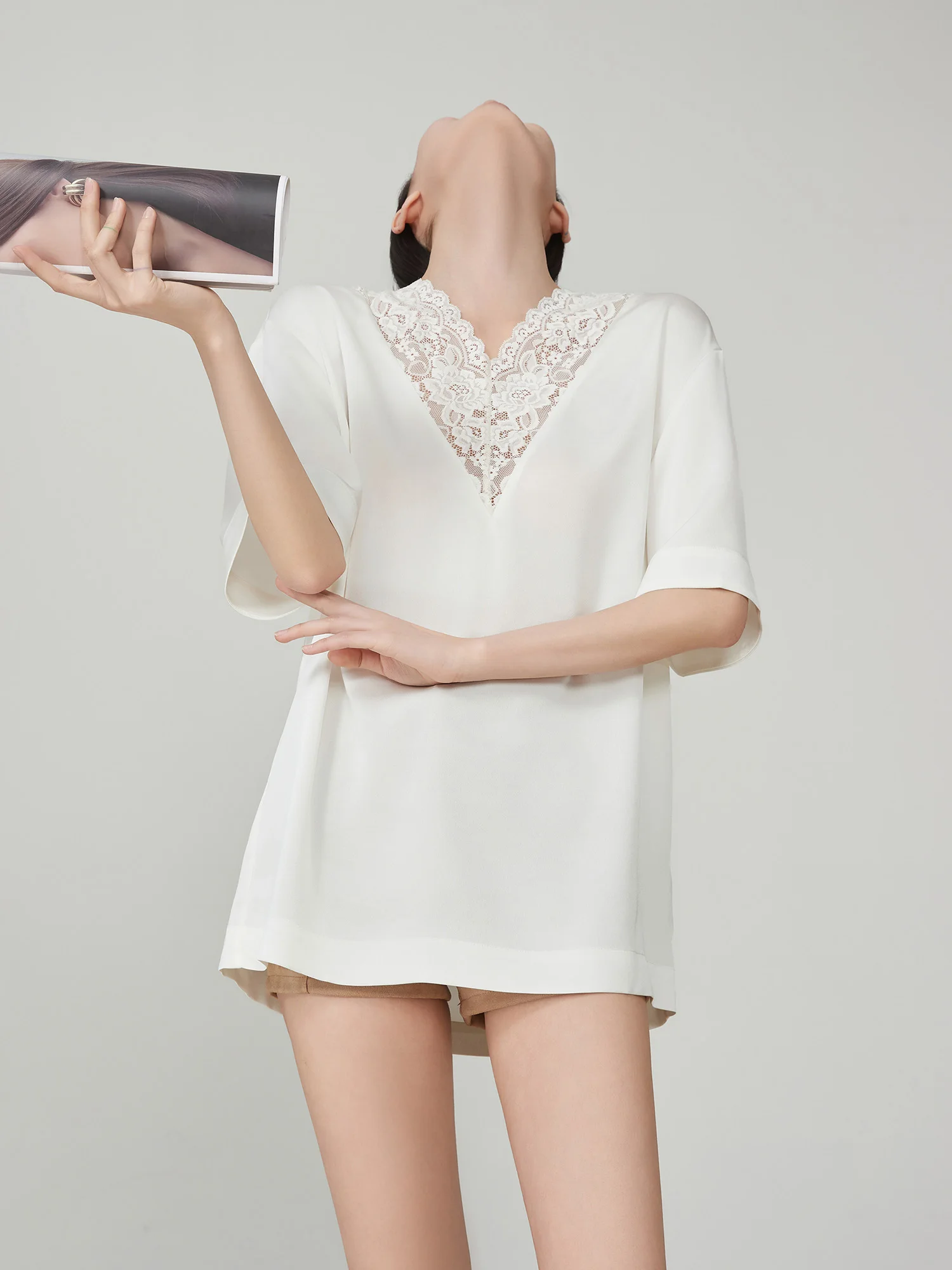 Summer New White Satin Lace Patchwork V-ne ort Sve T-irt Women's Loose Inner Wear Creative Commute Sle Polyester B...
Summer New White Satin Lace Patchwork V-ne ort Sve T-irt Women's Loose Inner Wear Creative Commute Sle Polyester B...