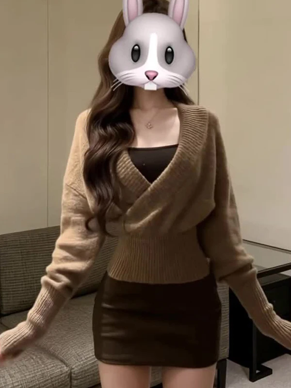Spring New Arrival Women's V-neck Crossed Sweater And High-waist A-line Skirt Set Warm Fashionable Korean Style Ensemble
Spring New Arrival Women's V-neck Crossed Sweater And High-waist A-line Skirt Set Warm Fashionable Korean Style Ensemble
