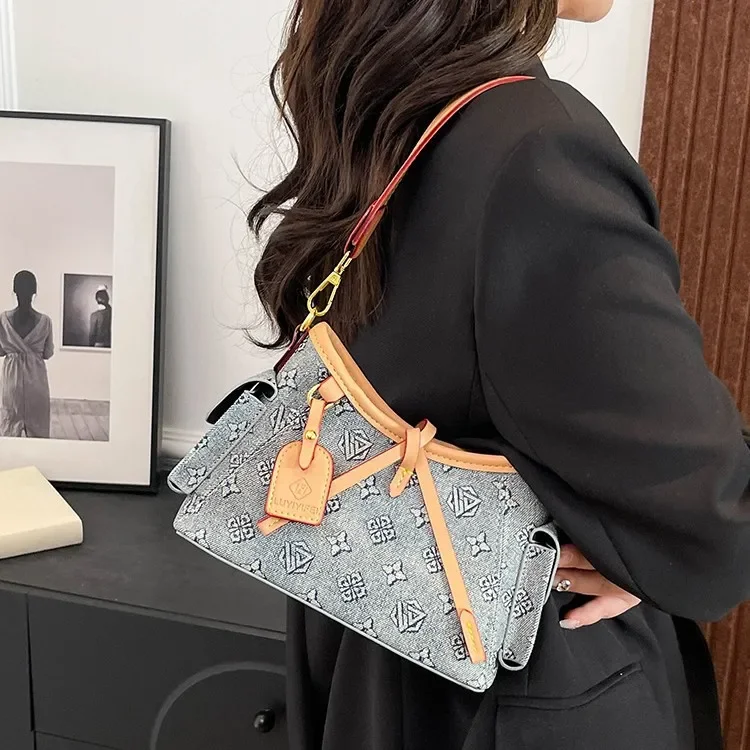 2025 Monogram Crossbody Bag for Women, Versatile Pleated Shoulder Tote, Niche Refined Minimalist Euro-US Luxury Fashion
2025 Monogram Crossbody Bag for Women, Versatile Pleated Shoulder Tote, Niche Refined Minimalist Euro-US Luxury Fashion