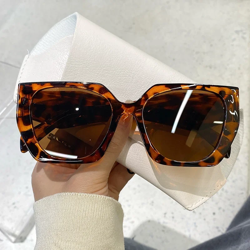 New Vintage Square Sunglasses Women Oversized Rectangle Sun Glasses Women Brand Designer Eyewear UV400 Oculos De Sol Quisviker
New Vintage Square Sunglasses Women Oversized Rectangle Sun Glasses Women Brand Designer Eyewear UV400 Oculos De Sol Quisviker