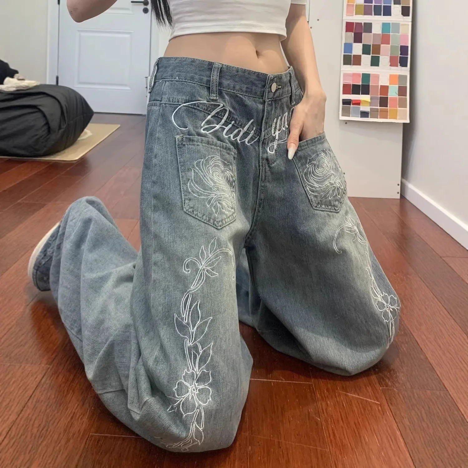 Retro Embroidered Floral Jeans for Women's Spring and Summer New Casual Wide Leg Slimming Pants
Retro Embroidered Floral Jeans for Women's Spring and Summer New Casual Wide Leg Slimming Pants