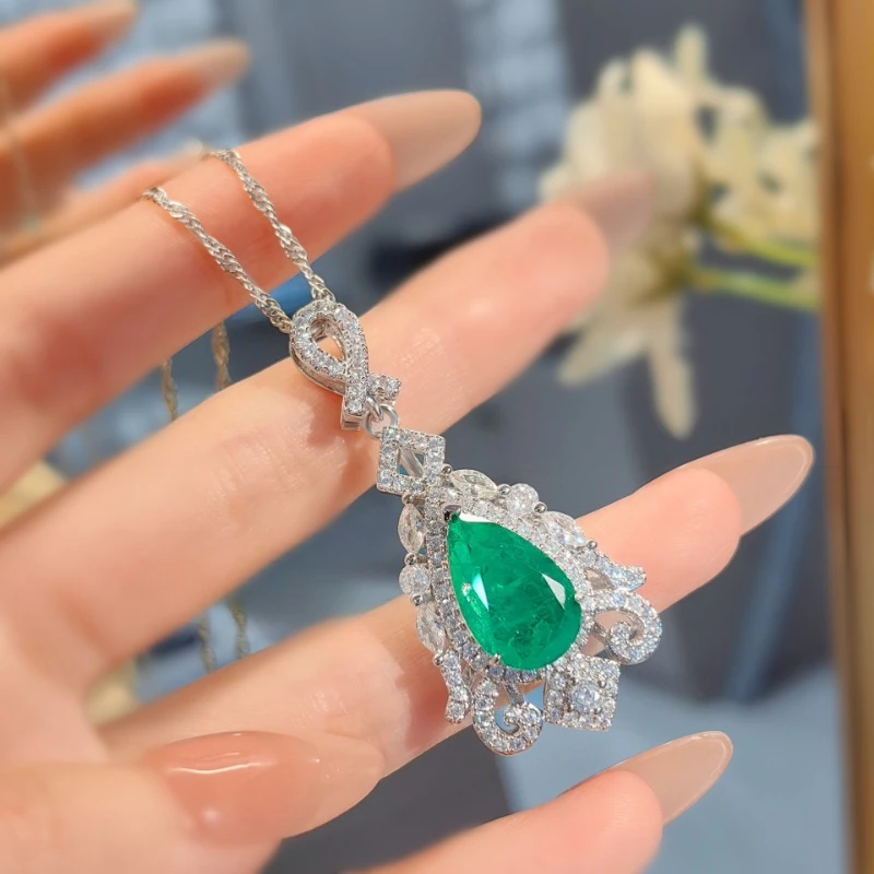 Elegant Teardrop-shaped Emerald Necklace -18K White Gold Hollow-set Pendant-Shiny Green Crystal Chain-style Ladies Sweater Chain
Elegant Teardrop-shaped Emerald Necklace -18K White Gold Hollow-set Pendant-Shiny Green Crystal Chain-style Ladies Sweater Chain