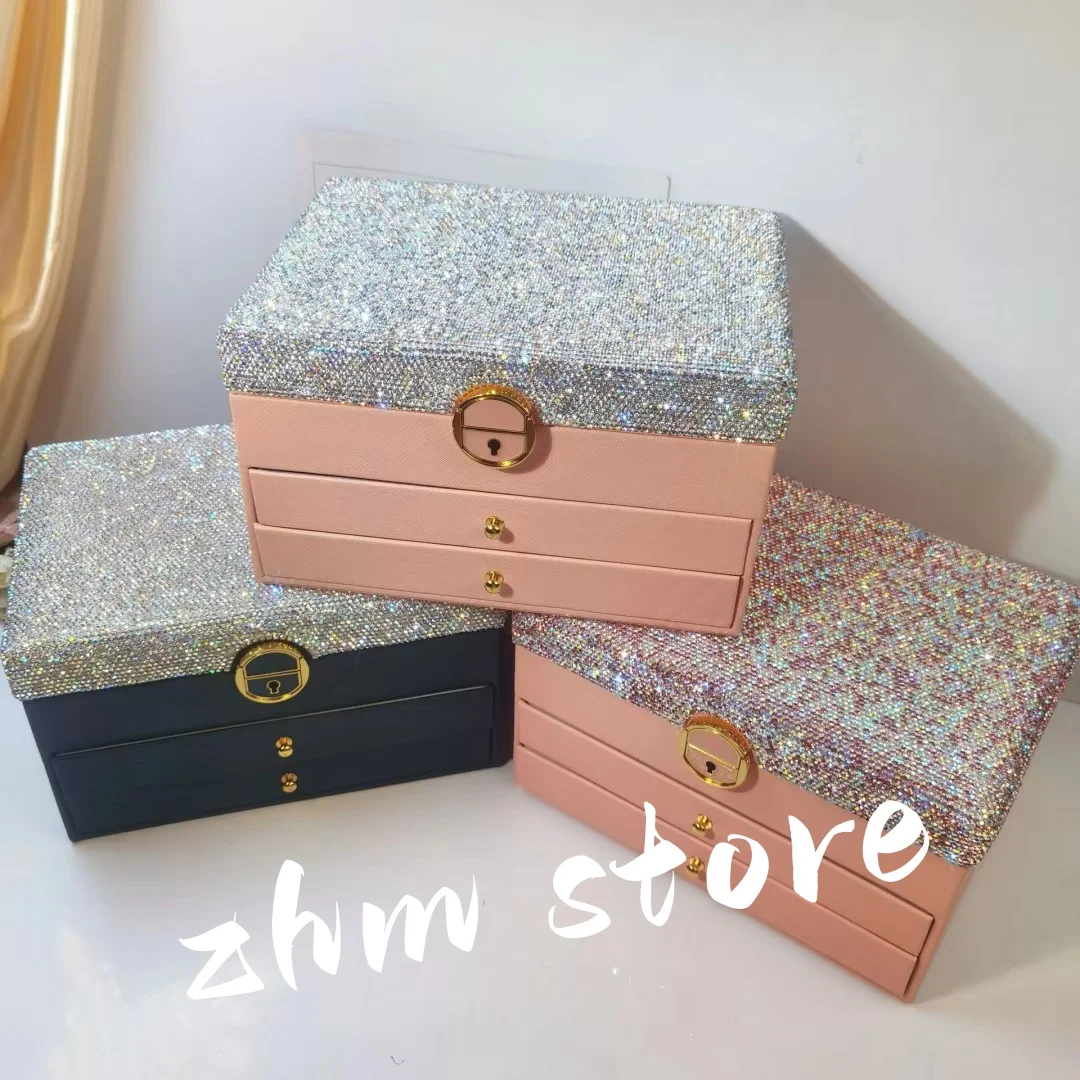 Инкрустированная бриллиантами шкатулка для драгоценностей из искусственной кожи, трехслойный пылезащитный ящик большой емкости для сережек, шпилек, органайзер для хранения
Инкрустированная бриллиантами шкатулка для драгоценностей из искусственной кожи, трехслойный пылезащитный ящик большой емкости для сережек, шпилек, органайзер для хранения