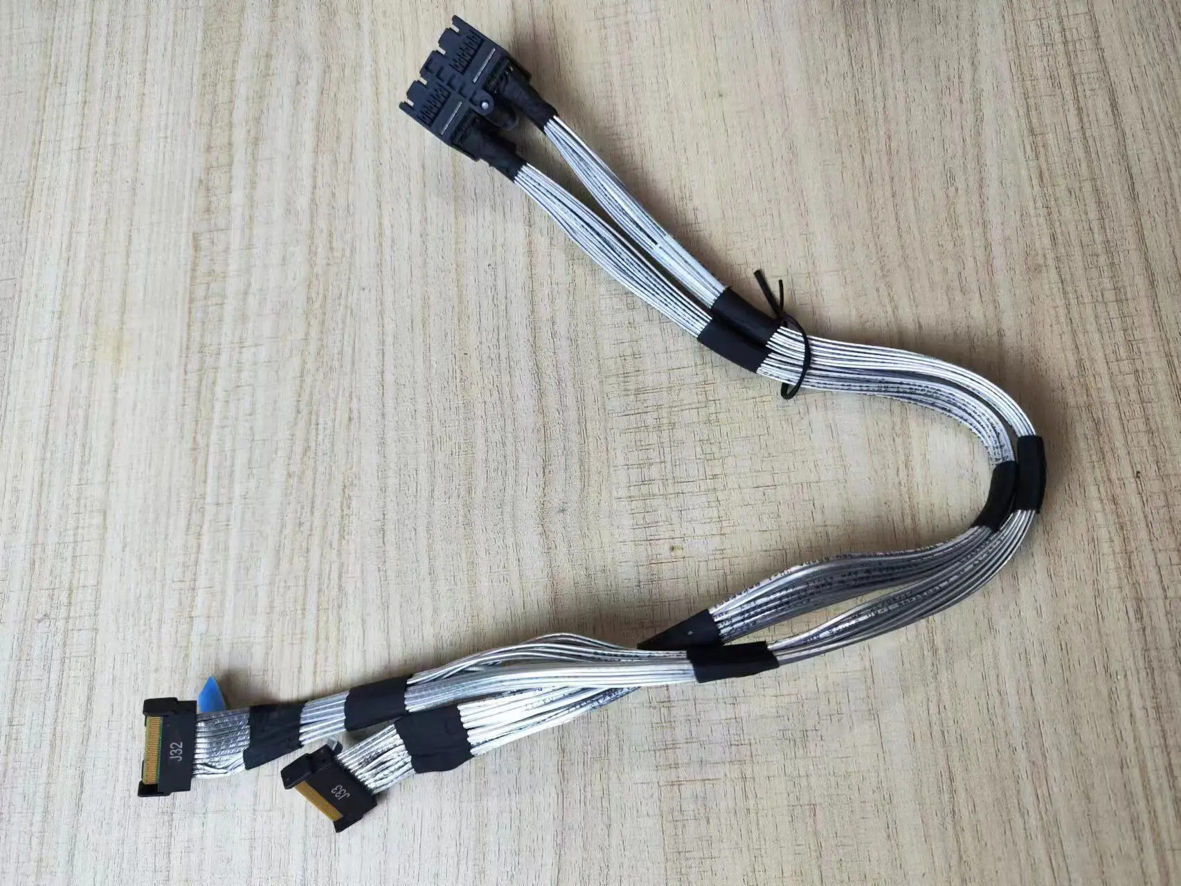 For Inspur V0164A000000000 MCIO SFF8654 8I data cable HS-31572-003
For Inspur V0164A000000000 MCIO SFF8654 8I data cable HS-31572-003
