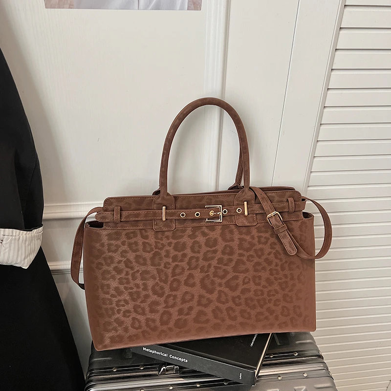 Fashionable Letter Logo Solid Color Shopper Bag Commuter Crossbody Handbag For Women Elegant
Fashionable Letter Logo Solid Color Shopper Bag Commuter Crossbody Handbag For Women Elegant