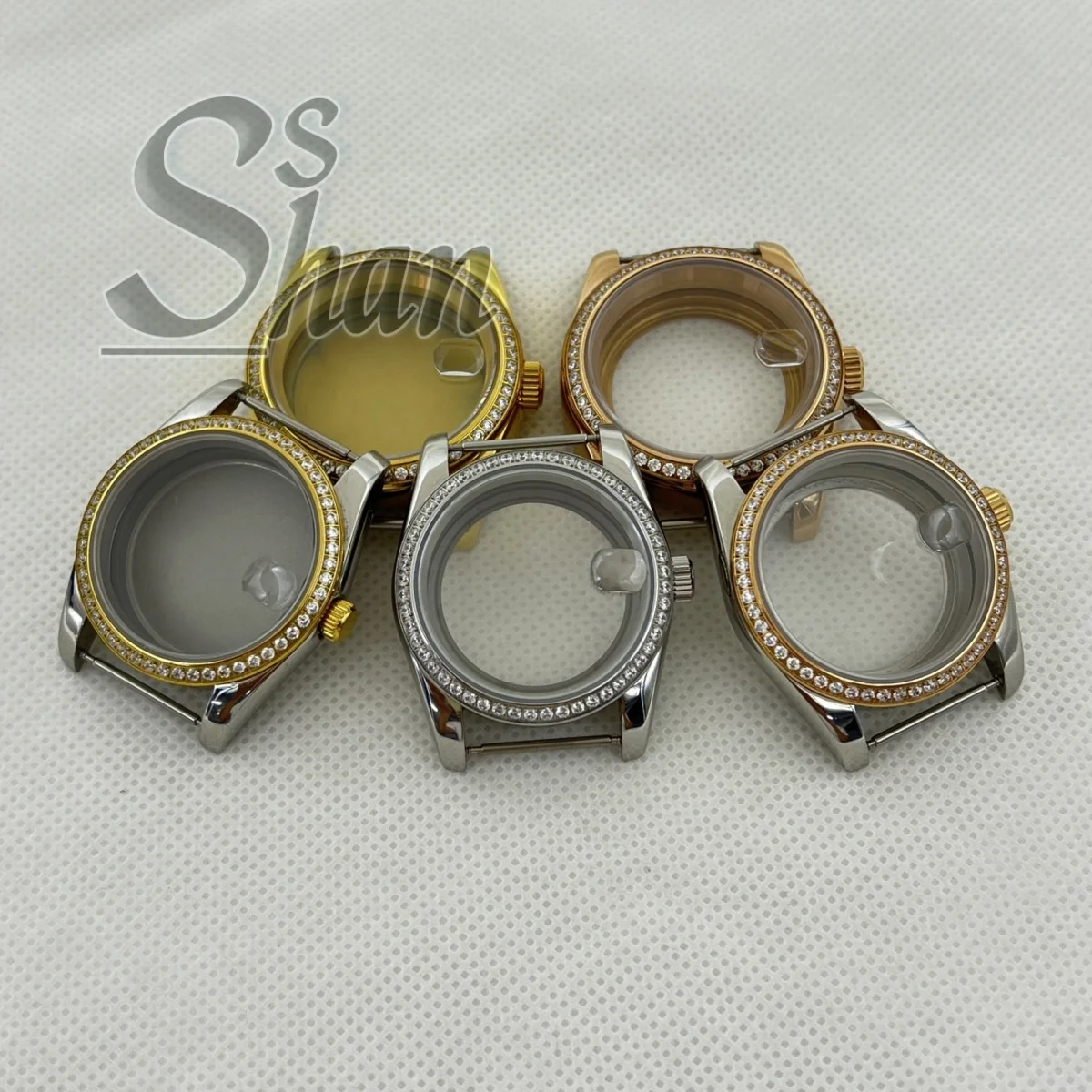 36mm 39mm diamond-framed stainless steel case with sapphire crystal paired with NH35 NH36 ETA2824 PT5000 ETA2836 movement
36mm 39mm diamond-framed stainless steel case with sapphire crystal paired with NH35 NH36 ETA2824 PT5000 ETA2836 movement