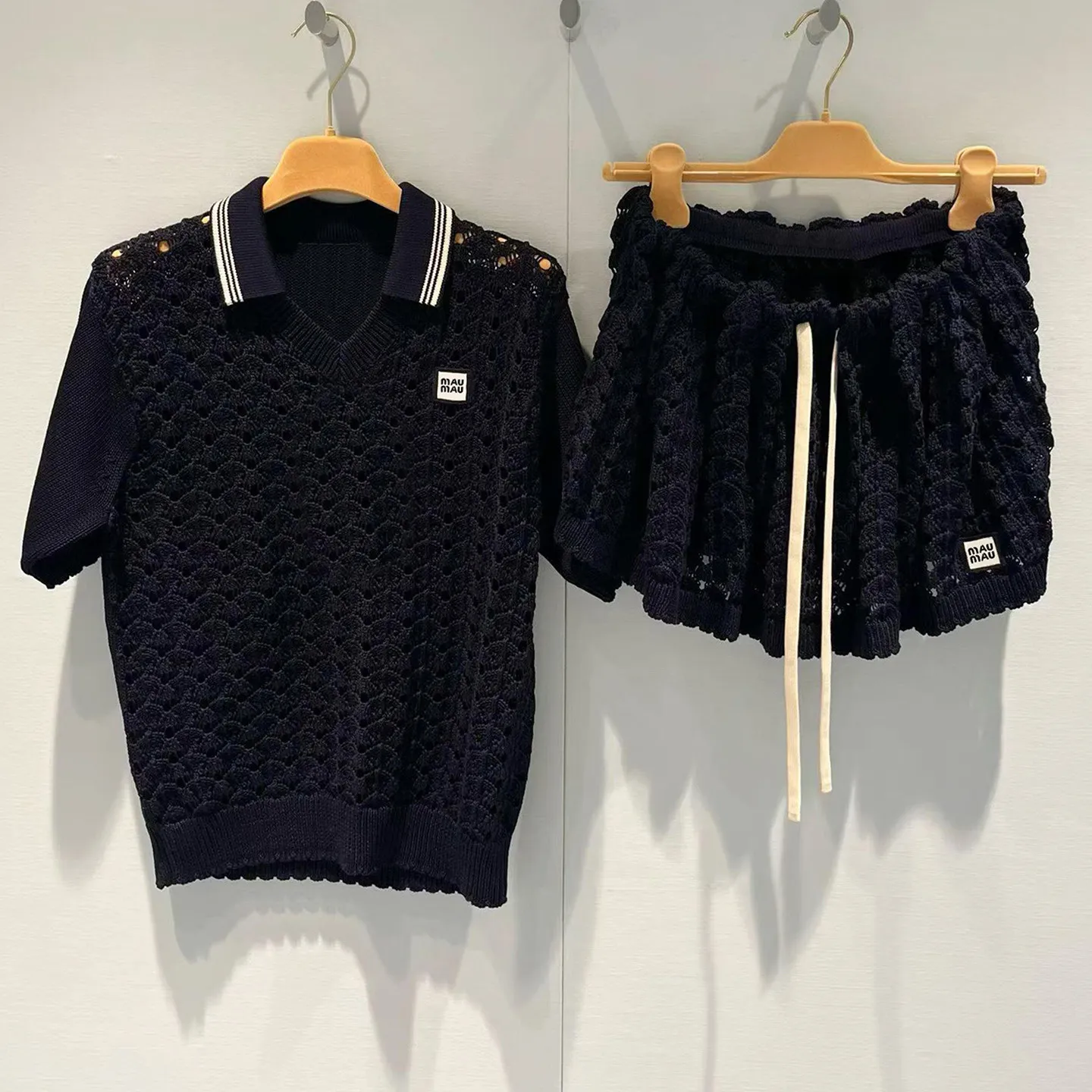 High-end Women's 26 Spring And Summer Lapel Hollow Striped Sweater T-shirt Top Skirt Set
High-end Women's 26 Spring And Summer Lapel Hollow Striped Sweater T-shirt Top Skirt Set