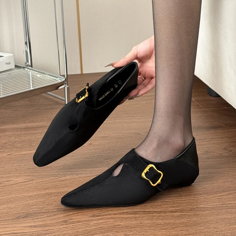 Deep-cut suede women's shoes from Guangzhou, unique design, autumn and winter, new style, brown, women's casual flat shoes
Deep-cut suede women's shoes from Guangzhou, unique design, autumn and winter, new style, brown, women's casual flat shoes
