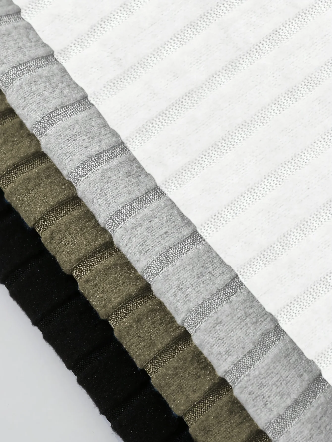 Комплект из четырех предметов однотонных модных женских футболок на осень и зиму.
Комплект из четырех предметов однотонных модных женских футболок на осень и зиму.