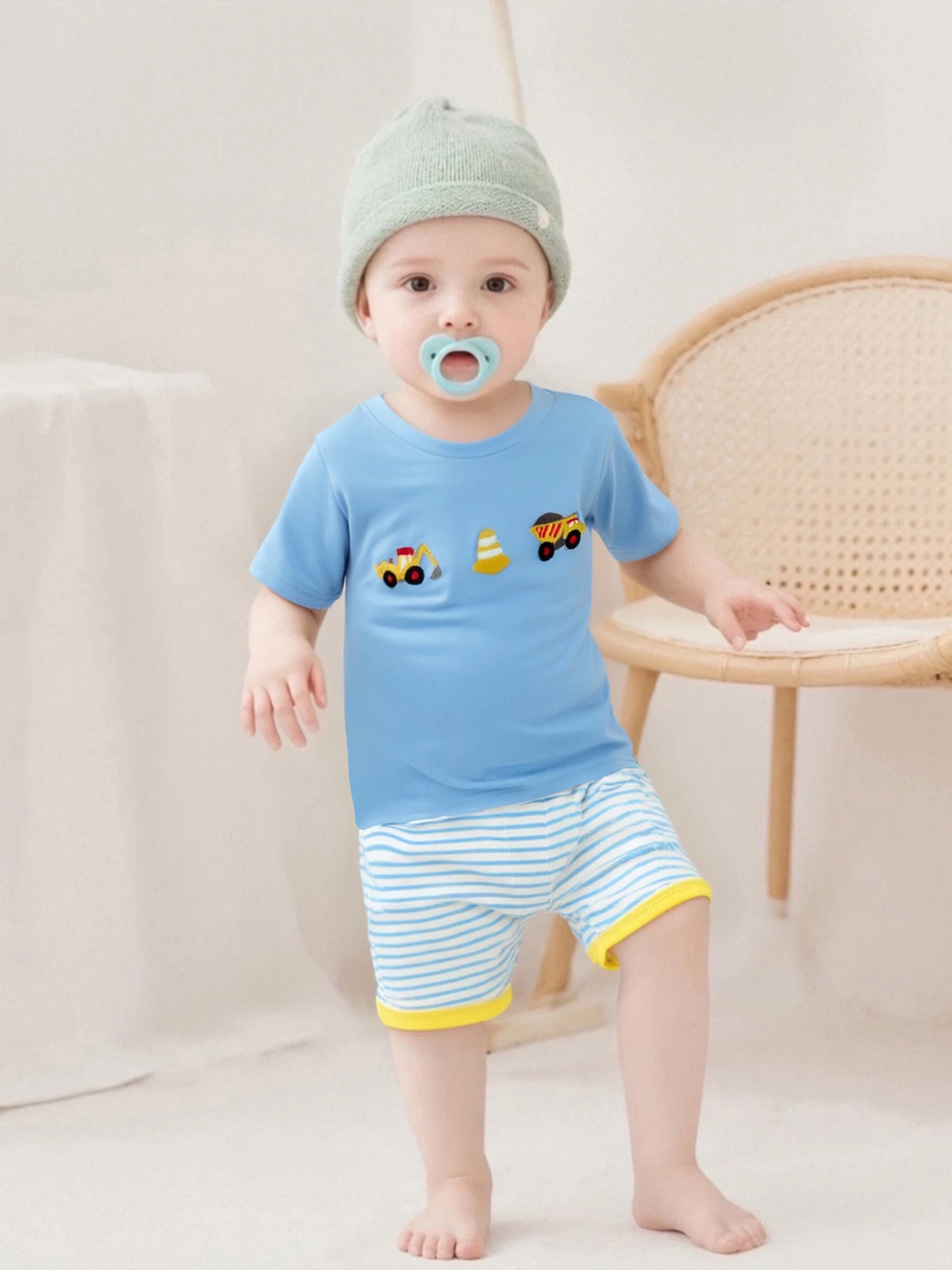 Toddler Boys Beachwear Set with Cute Shark Print Short Sleeve T-Shirt and Elastic Waist Striped Shorts for Summer Outfits 2
Toddler Boys Beachwear Set with Cute Shark Print Short Sleeve T-Shirt and Elastic Waist Striped Shorts for Summer Outfits 2