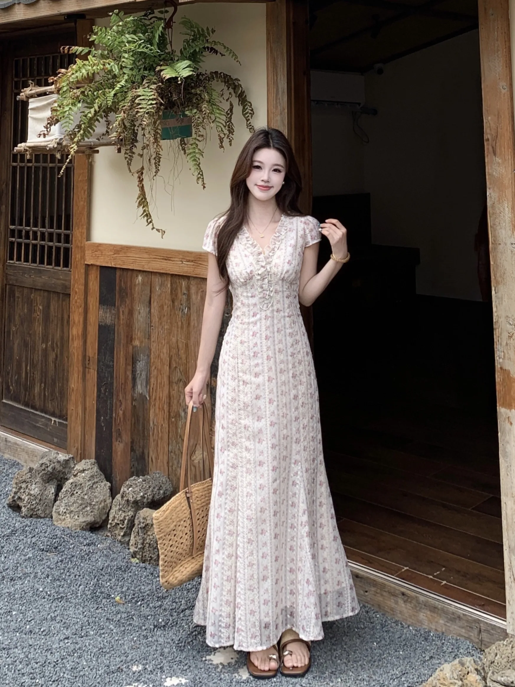plus Size Floral Embroidery Midi Dress V-Neck Slimming Design Korean Style Loose Fit Summer New Arrival Women's Clothing
plus Size Floral Embroidery Midi Dress V-Neck Slimming Design Korean Style Loose Fit Summer New Arrival Women's Clothing