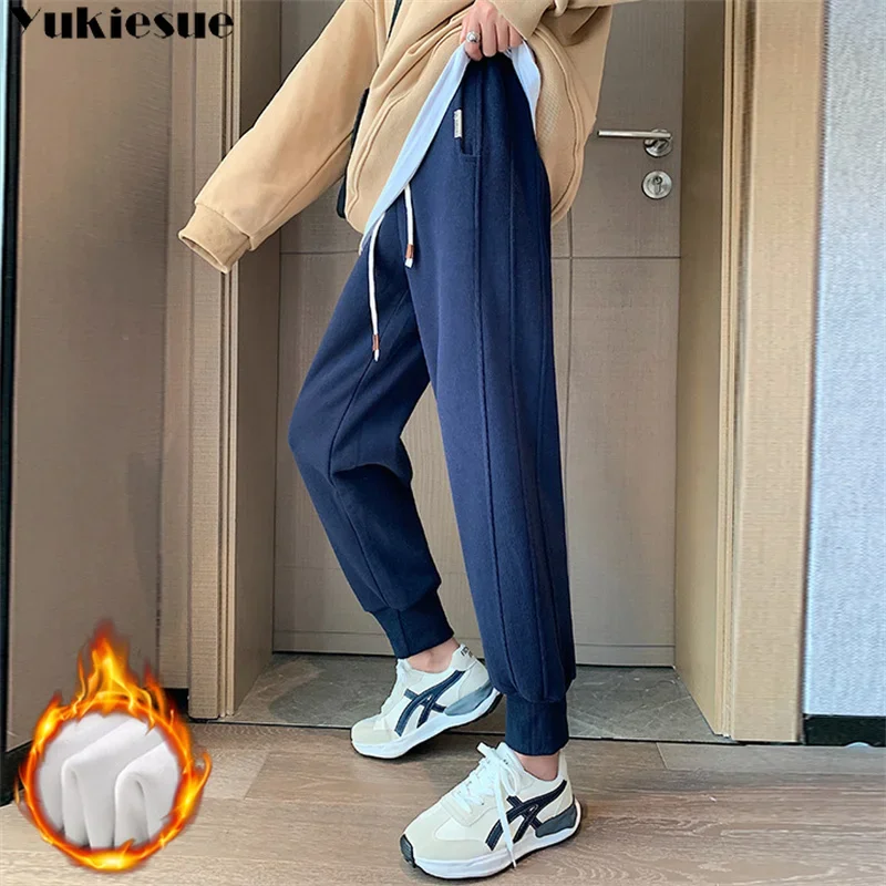 Женские брюки 2023, осень-зима, новый стиль, бархатные толстые шаровары, свободные повседневные женские брюки с эластичной резинкой на талии, спортивные штаны
Женские брюки 2023, осень-зима, новый стиль, бархатные толстые шаровары, свободные повседневные женские брюки с эластичной резинкой на талии, спортивные штаны