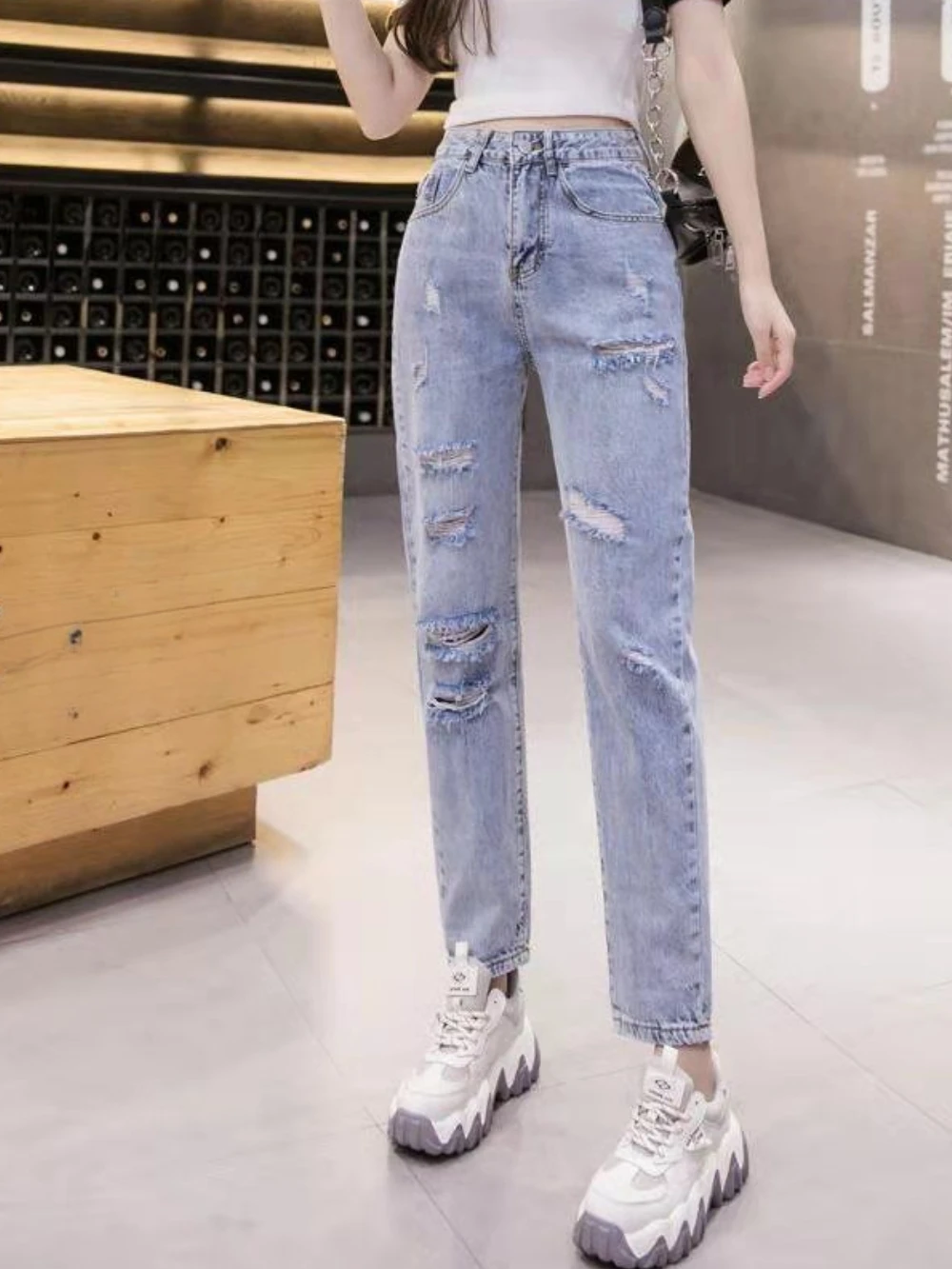 Korean Style Fashion Cropped Trousers New In Loosefit Woman Ripped Harem Jeans Original High Waist Shot Denim Pants for Women
Korean Style Fashion Cropped Trousers New In Loosefit Woman Ripped Harem Jeans Original High Waist Shot Denim Pants for Women