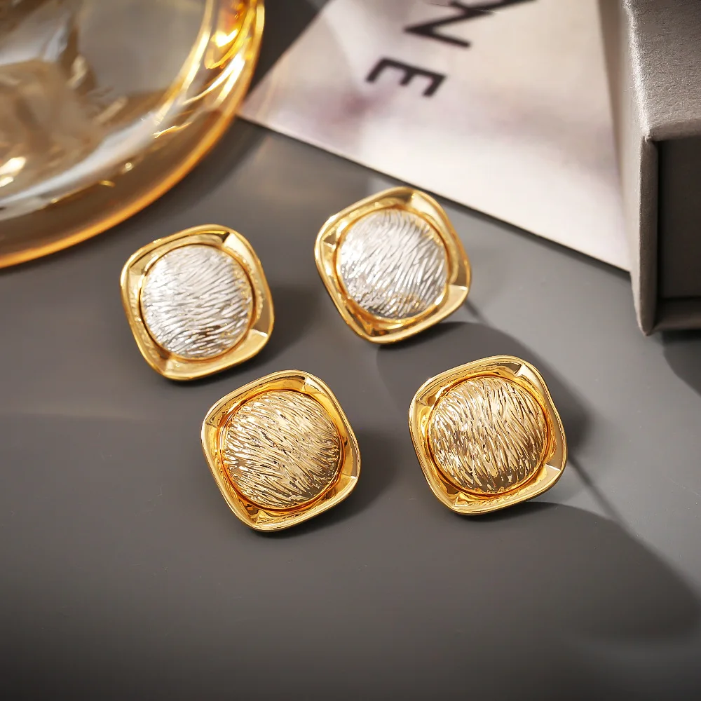 Stylish, exquisite, cold-style geometric earrings, high-end personalized earrings, niche light luxury design, versatile earrings
Stylish, exquisite, cold-style geometric earrings, high-end personalized earrings, niche light luxury design, versatile earrings