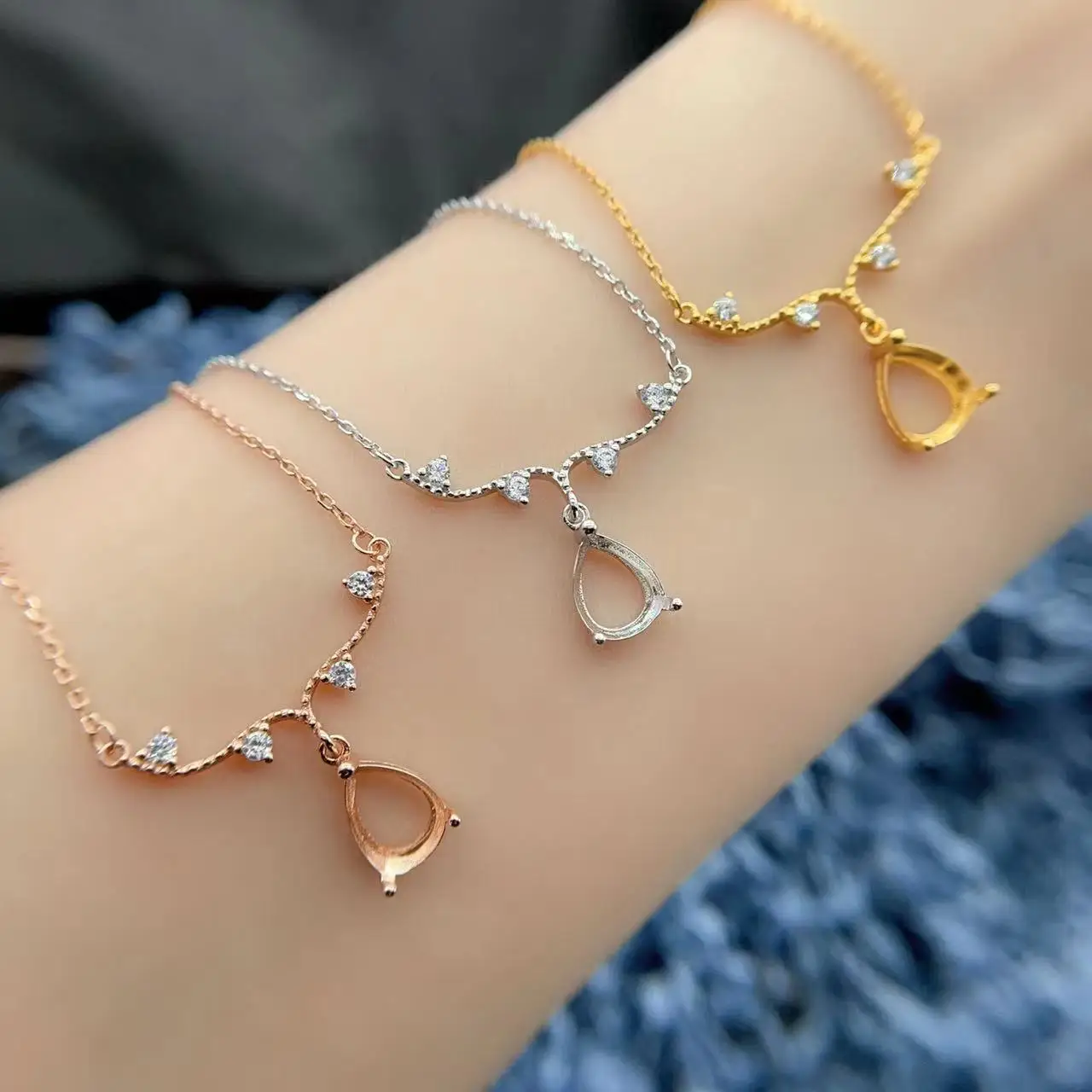 MeiBaPJ Inlay Water Droplet Shaped 7*9mm S925 Sterling Silver Diamonds Necklace Pendant Empty Support Women Fine Charm Jewelry
MeiBaPJ Inlay Water Droplet Shaped 7*9mm S925 Sterling Silver Diamonds Necklace Pendant Empty Support Women Fine Charm Jewelry