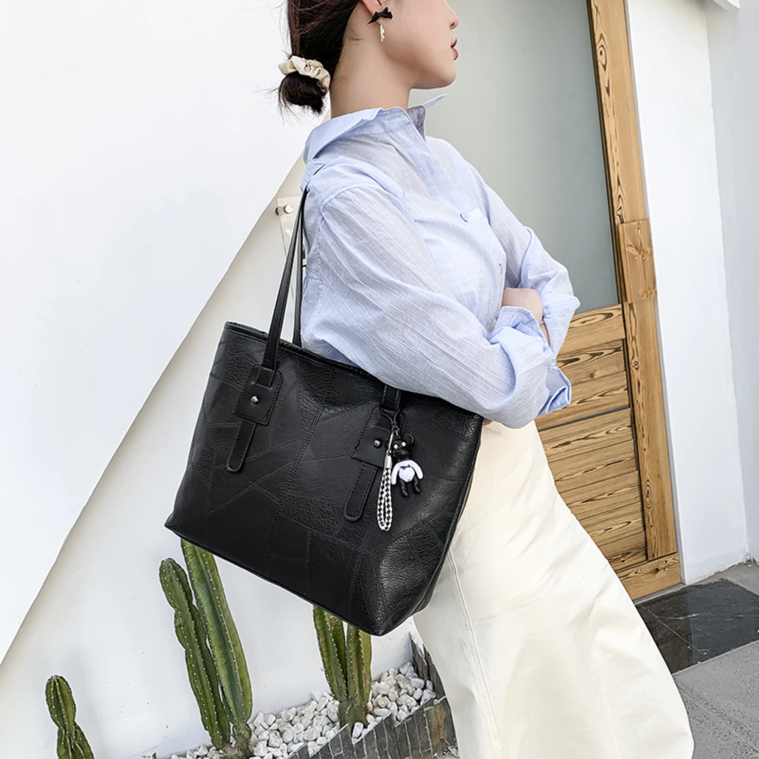 Vintage Large Capacity Tote Bag: Retro Top Handle Satchel for Women, Casual Handbag & Purse
Vintage Large Capacity Tote Bag: Retro Top Handle Satchel for Women, Casual Handbag & Purse